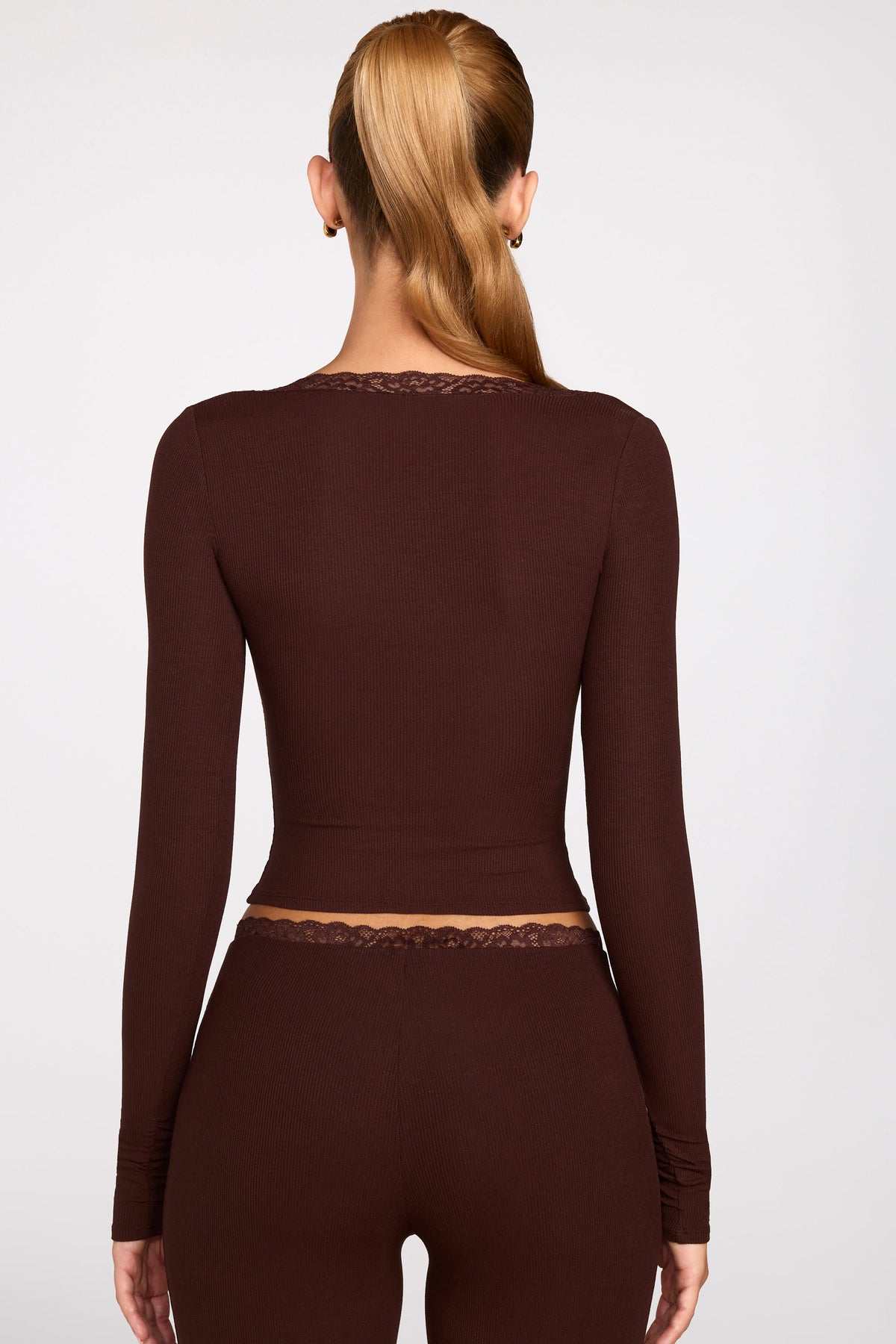 ⁣⁢Langarmshirt aus geripptem Modal mit Karree-Ausschnitt in Schokoladenbraun⁤⁣