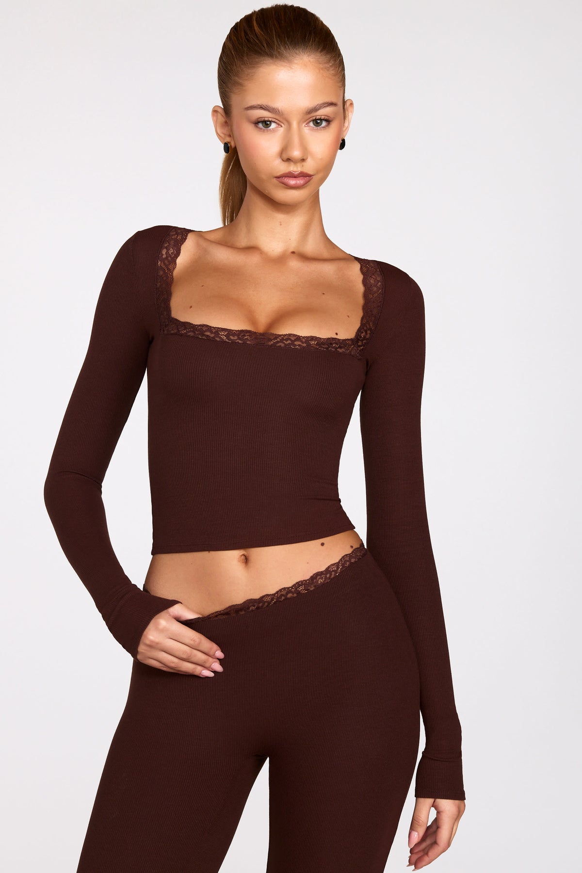 ⁣⁢Langarmshirt aus geripptem Modal mit Karree-Ausschnitt in Schokoladenbraun⁤⁣