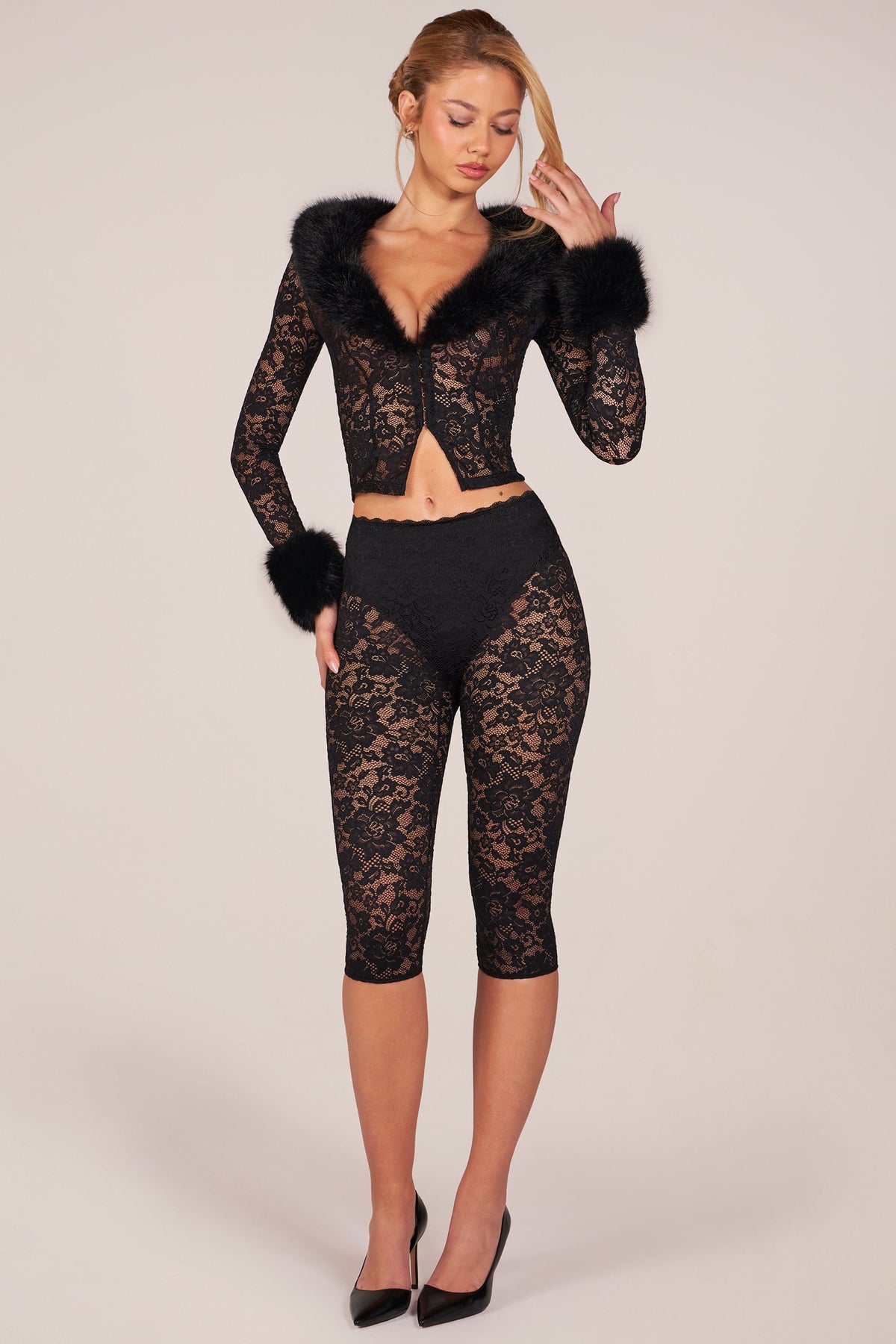 ⁣⁢Laced Capri Trousers in Black⁤⁣