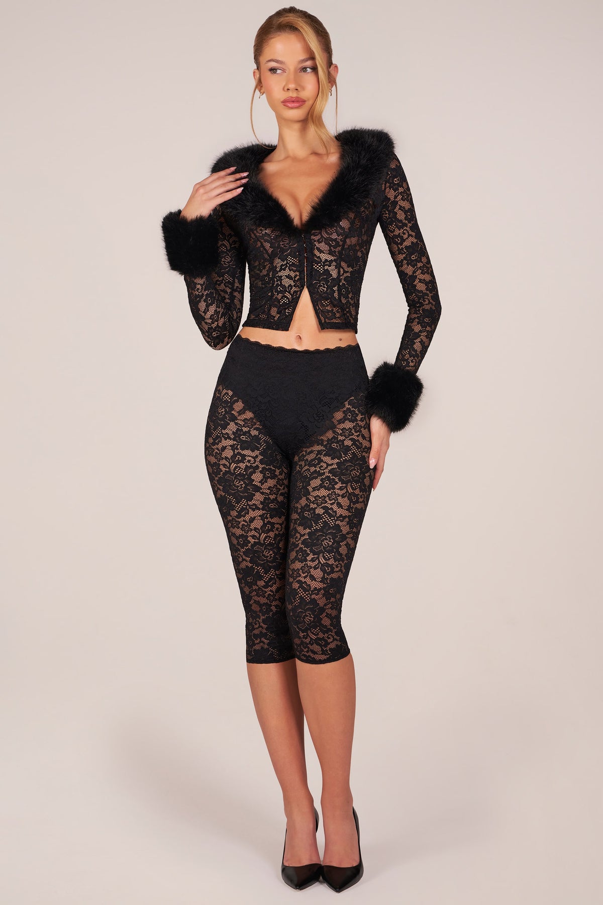 ⁣⁢Laced Capri Trousers in Black⁤⁣