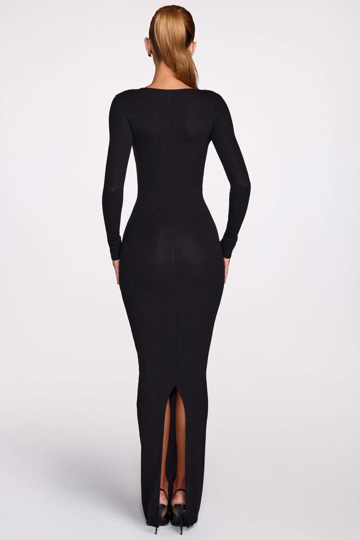 ⁣⁢Langarm-Maxikleid aus geripptem Modal mit tiefem Ausschnitt in Schwarz⁤⁣