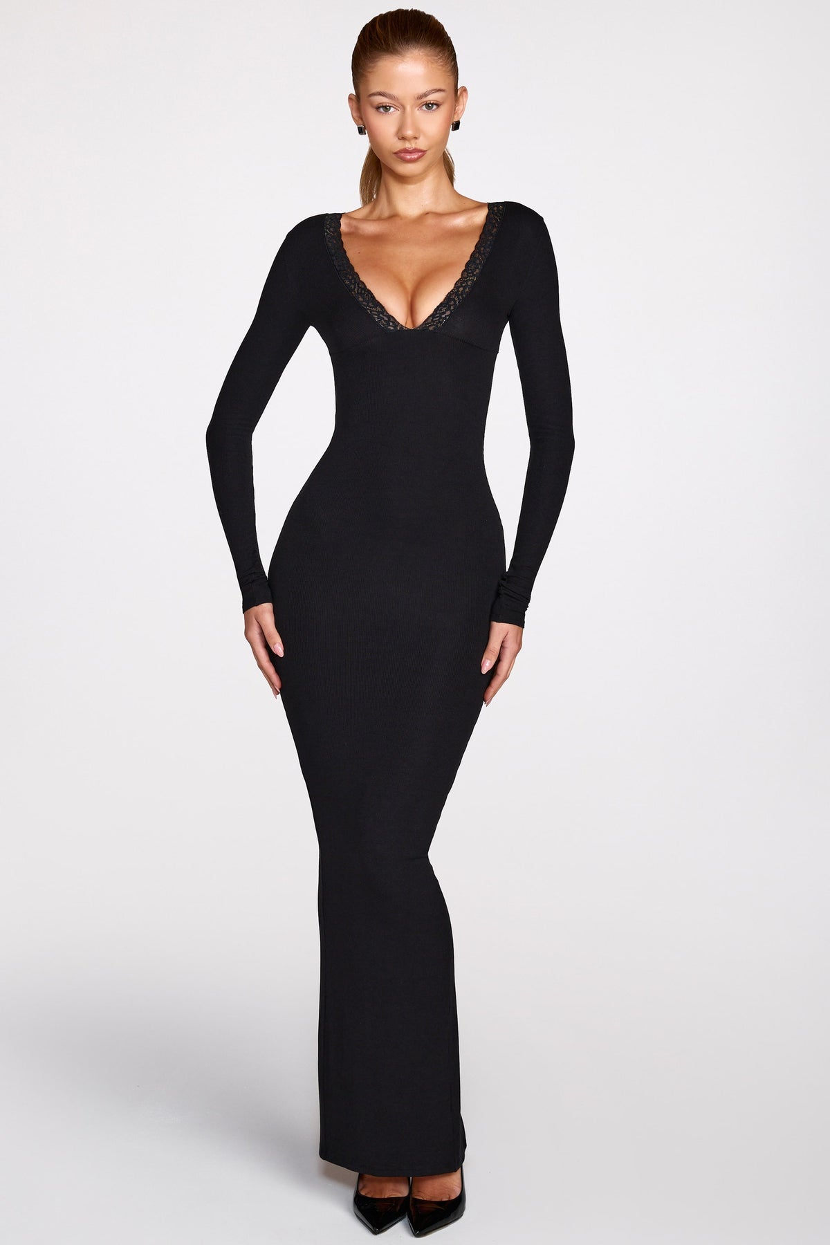 ⁣⁢Langarm-Maxikleid aus geripptem Modal mit tiefem Ausschnitt in Schwarz⁤⁣