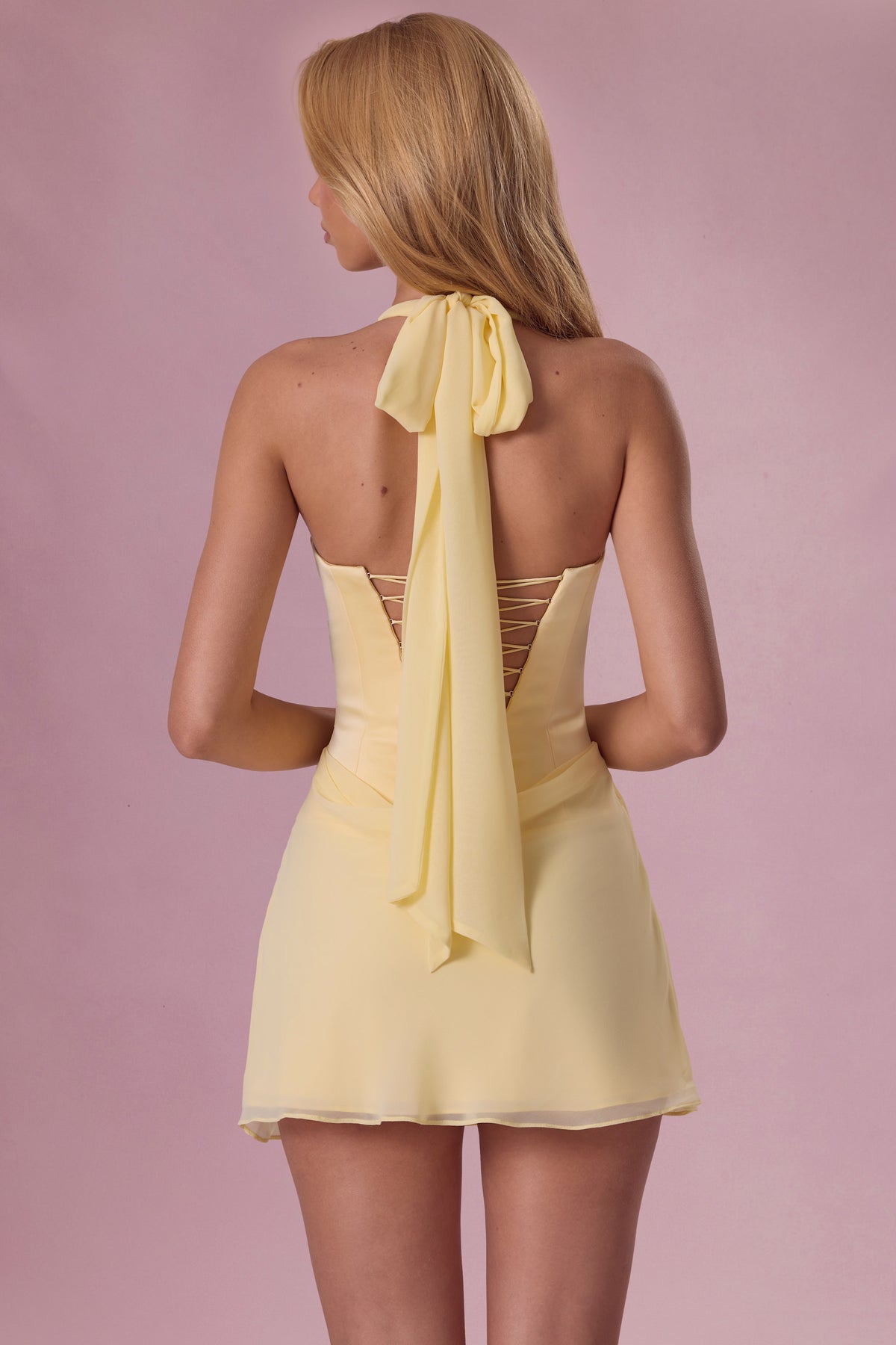 ⁣⁢Drapierte Satin-Minikleid in Buttergelb⁤⁣