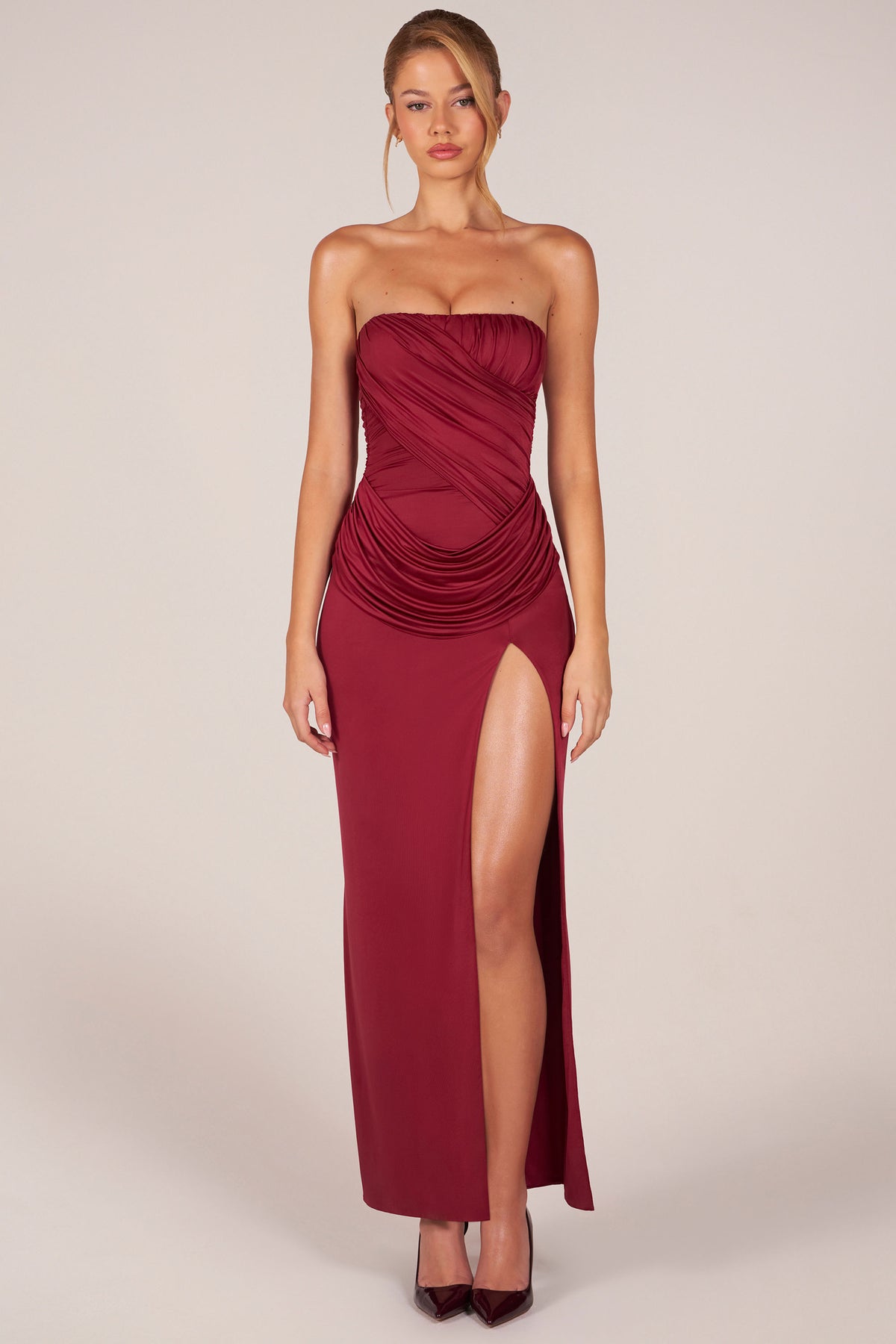 ⁣⁢Bandeau Maxikleid mit Wasserfallausschnitt und hohem Schlitz in Weinrot⁤⁣