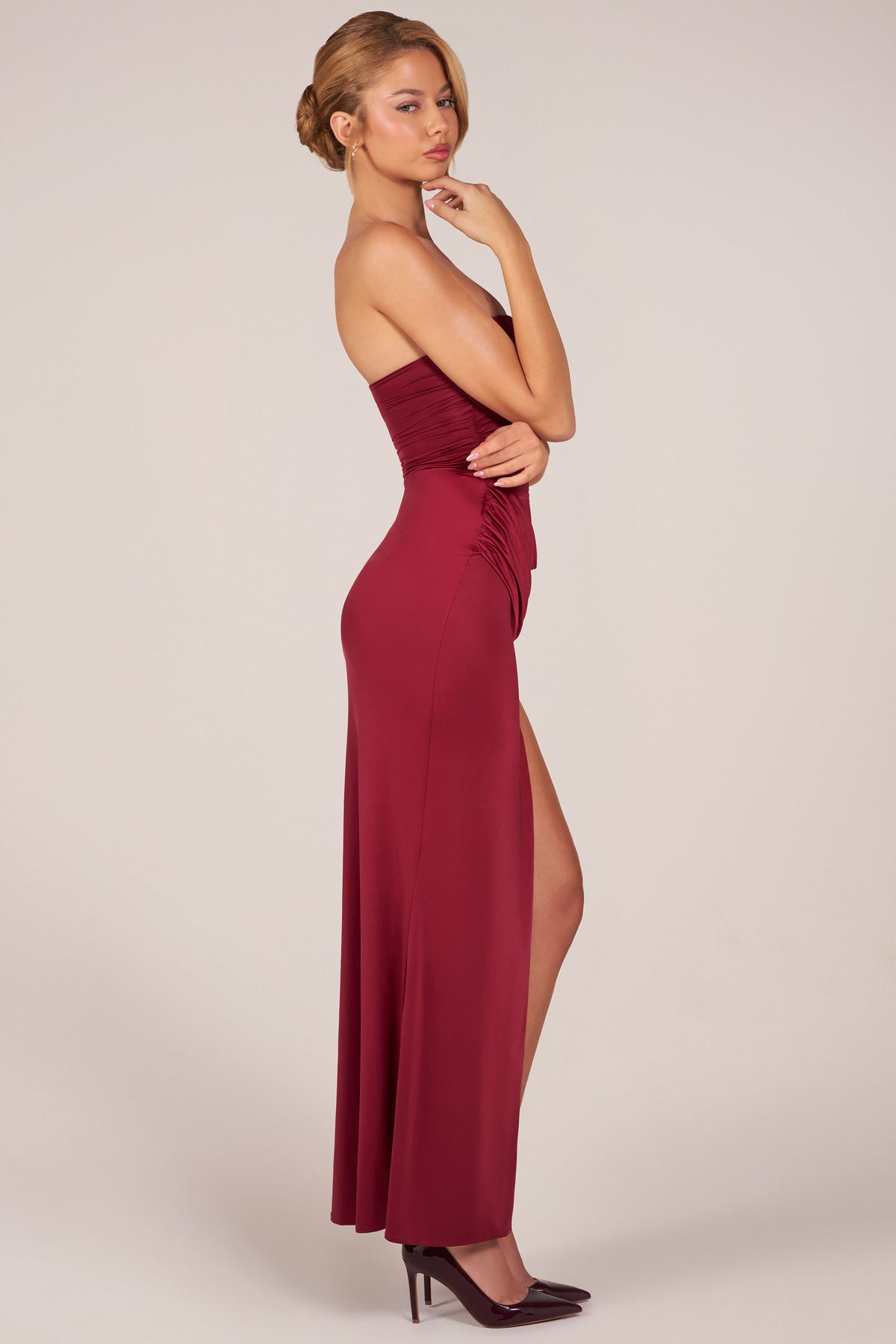 ⁣⁢Bandeau Maxikleid mit Wasserfallausschnitt und hohem Schlitz in Weinrot⁤⁣