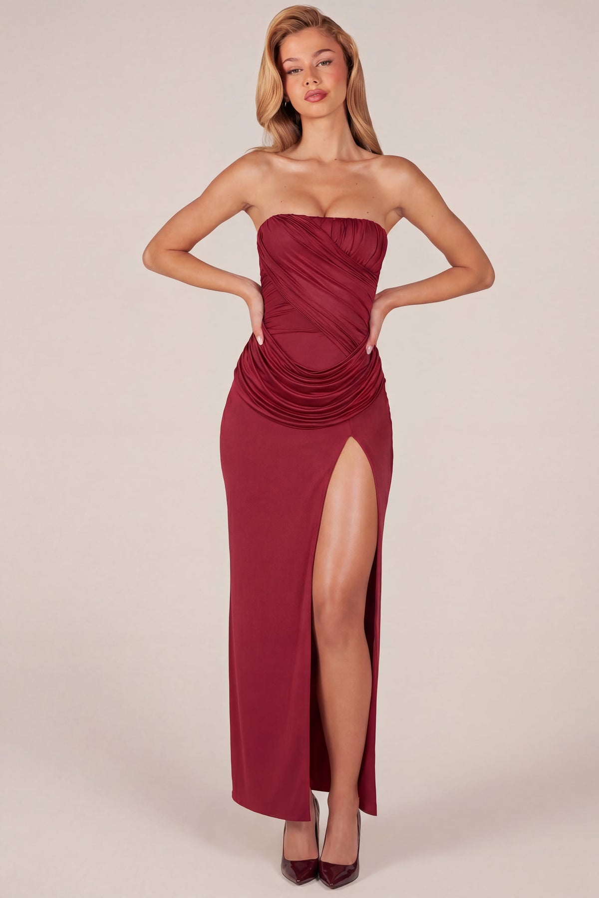 ⁣⁢Bandeau Maxikleid mit Wasserfallausschnitt und hohem Schlitz in Weinrot⁤⁣
