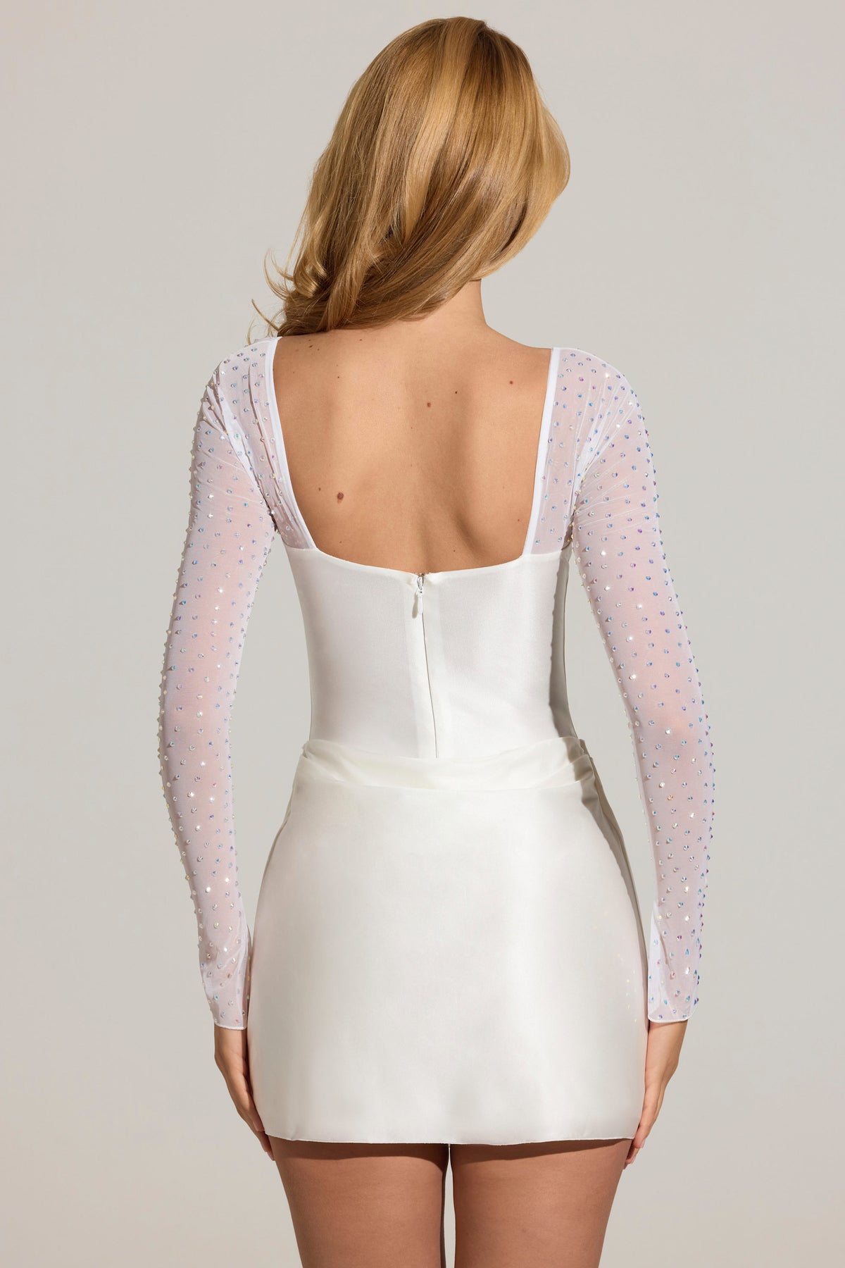 ⁣⁢Verziertes Minikleid mit langen Ärmeln und Drapierung in Weiß⁤⁣