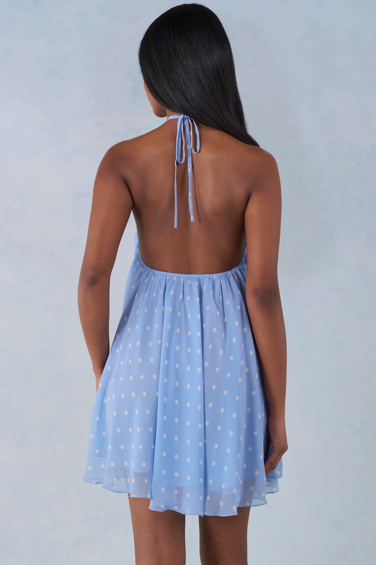 ⁣⁢Neckholder Babydoll Minikleid im blauen Polka-Dot-Print⁤⁣
