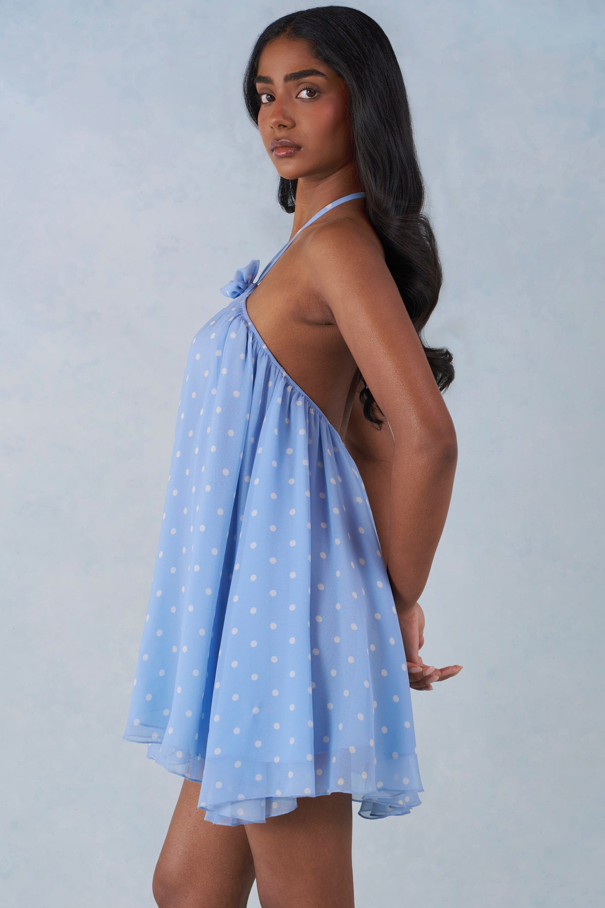 ⁣⁢Neckholder Babydoll Minikleid im blauen Polka-Dot-Print⁤⁣