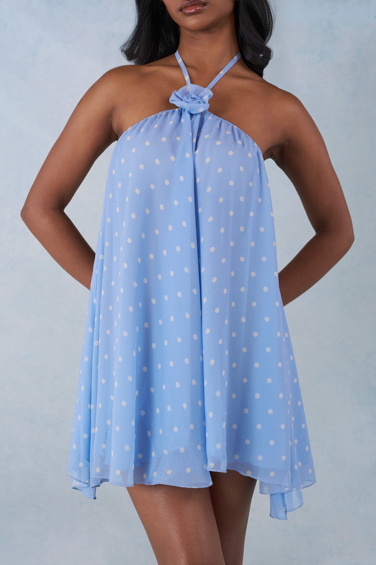 ⁣⁢Neckholder Babydoll Minikleid im blauen Polka-Dot-Print⁤⁣