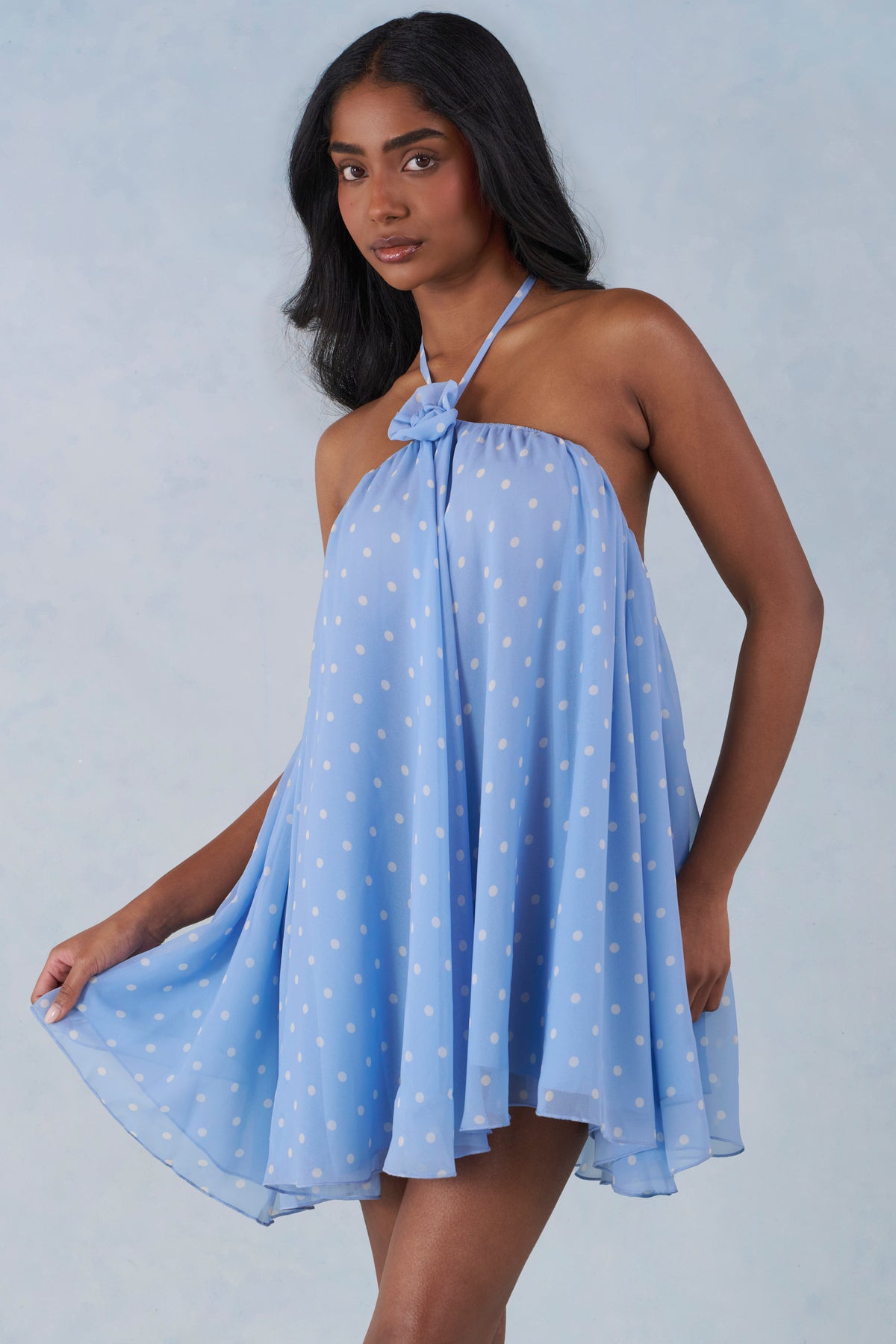 ⁣⁢Neckholder Babydoll Minikleid im blauen Polka-Dot-Print⁤⁣