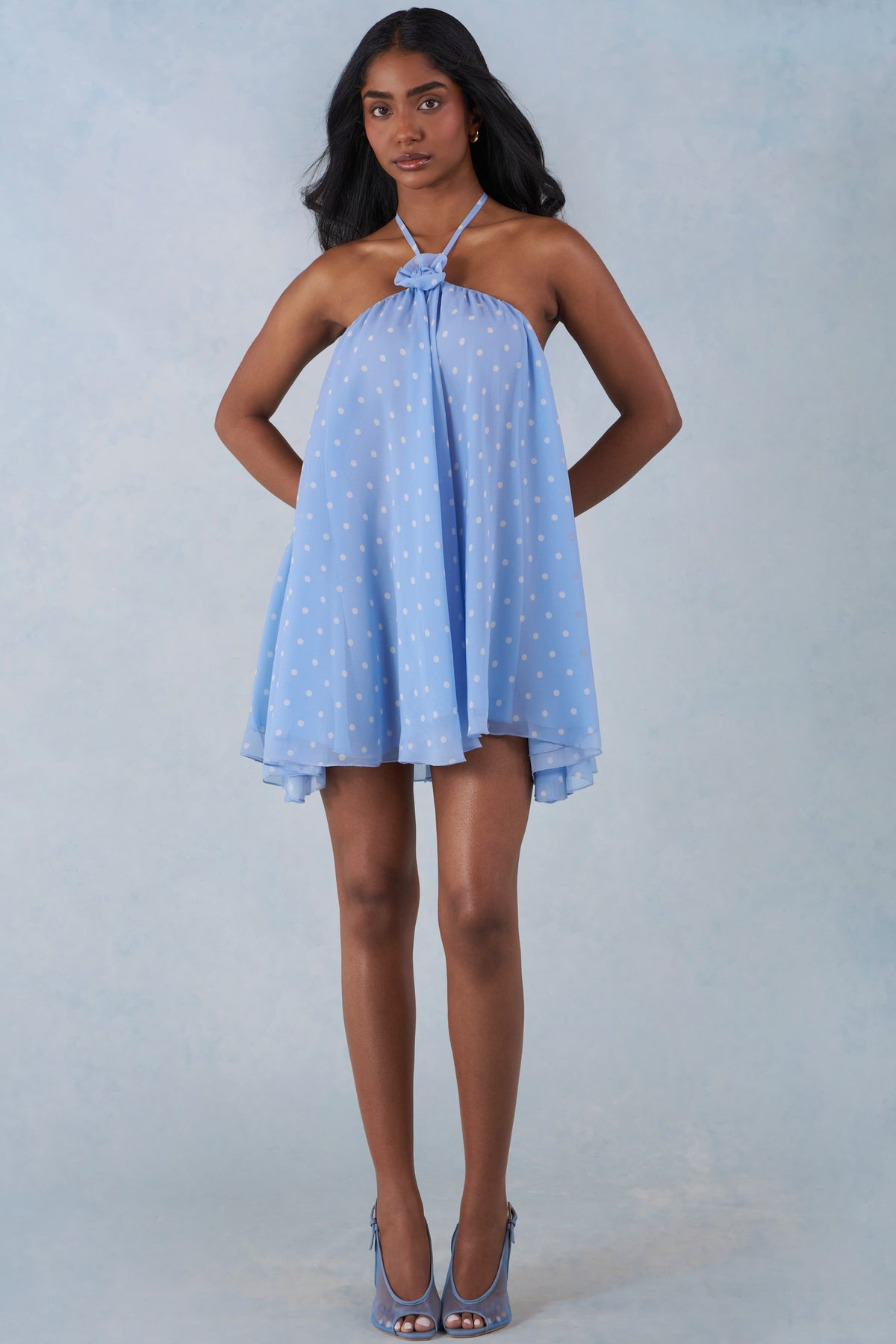 ⁣⁢Neckholder Babydoll Minikleid im blauen Polka-Dot-Print⁤⁣