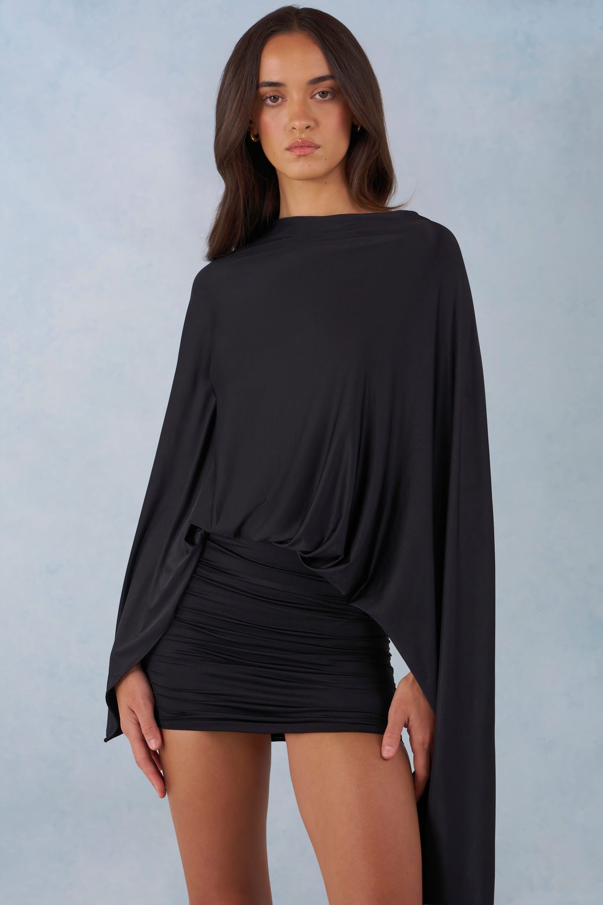 ⁣⁢Drapiertes Minikleid mit Cape in Schwarz⁤⁣