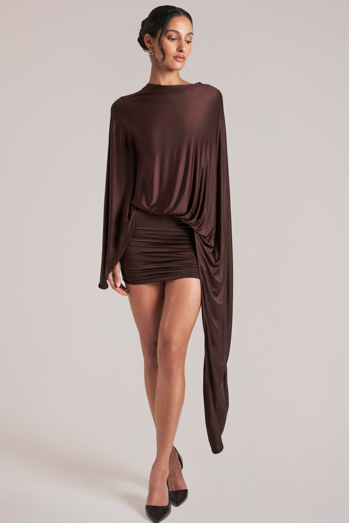 ⁣⁢Drapiertes Minikleid mit Cape in Schokoladenbraun⁤⁣