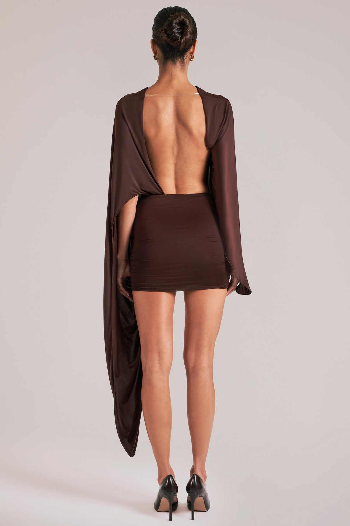 ⁣⁢Drapiertes Minikleid mit Cape in Schokoladenbraun⁤⁣