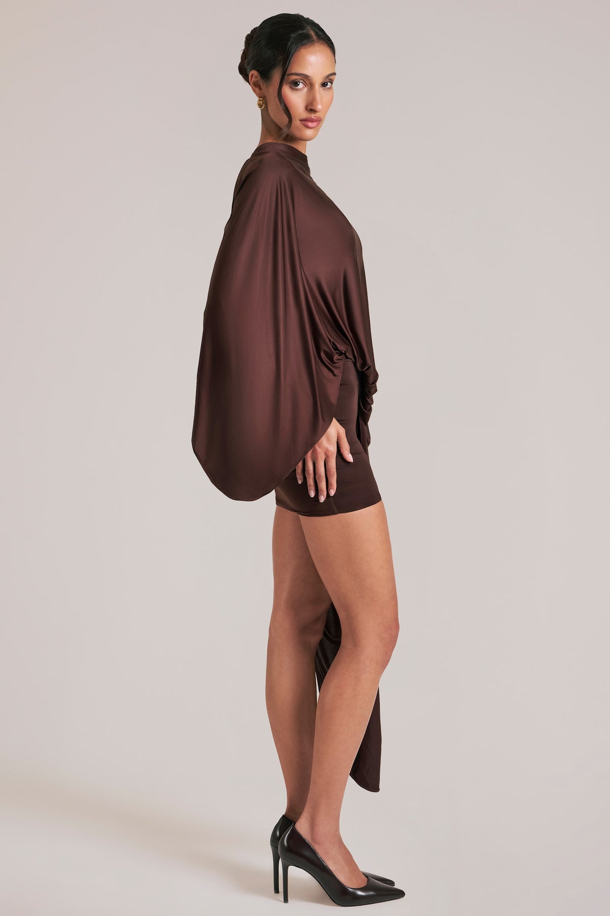 ⁣⁢Drapiertes Minikleid mit Cape in Schokoladenbraun⁤⁣