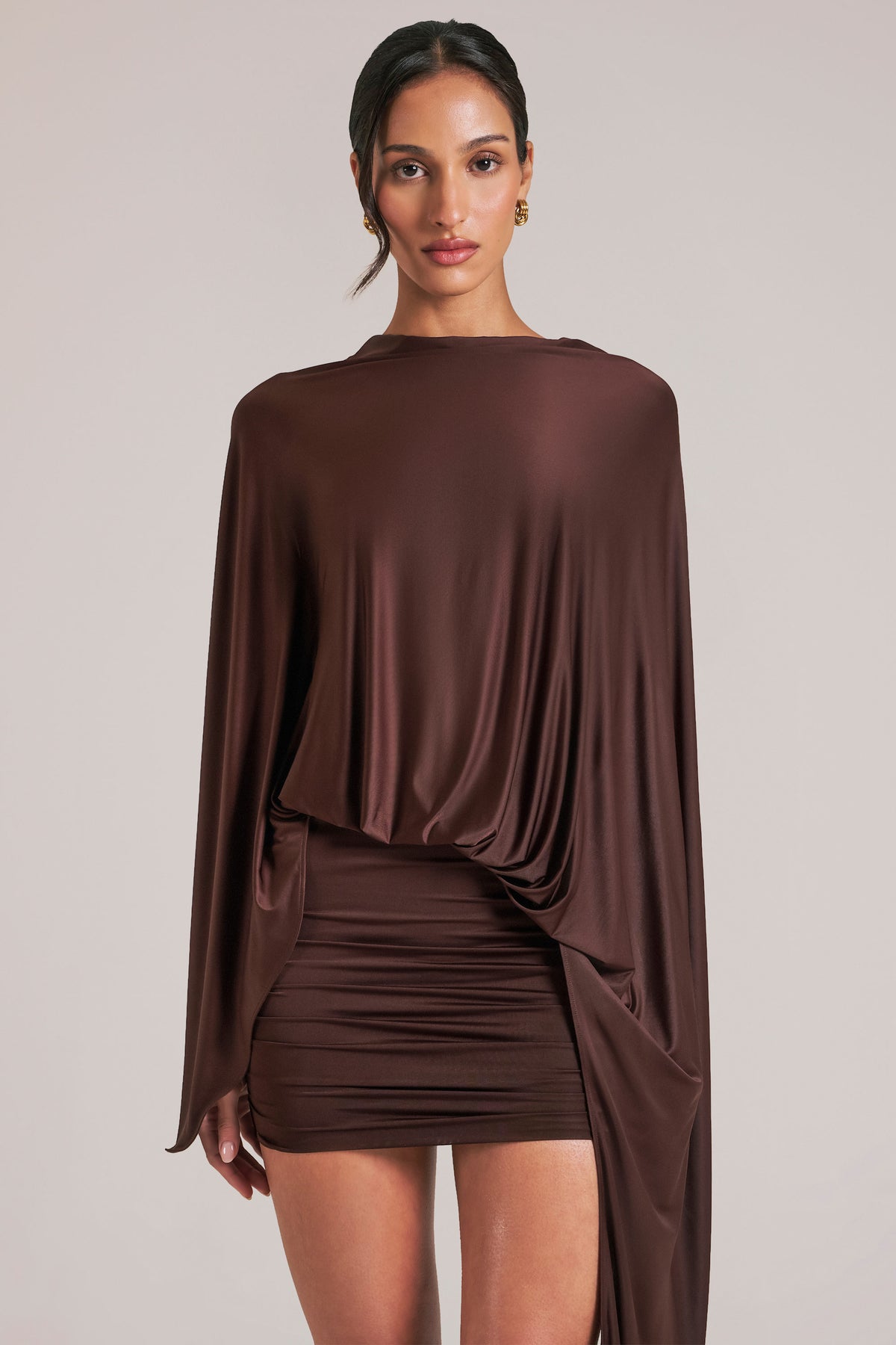 ⁣⁢Drapiertes Minikleid mit Cape in Schokoladenbraun⁤⁣