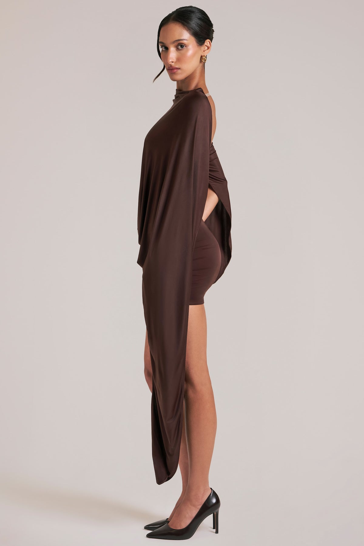 ⁣⁢Drapiertes Minikleid mit Cape in Schokoladenbraun⁤⁣