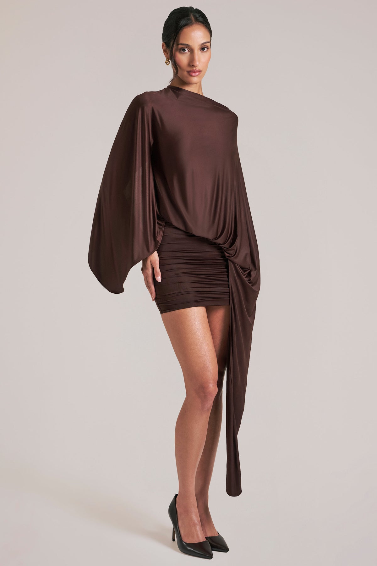 ⁣⁢Drapiertes Minikleid mit Cape in Schokoladenbraun⁤⁣