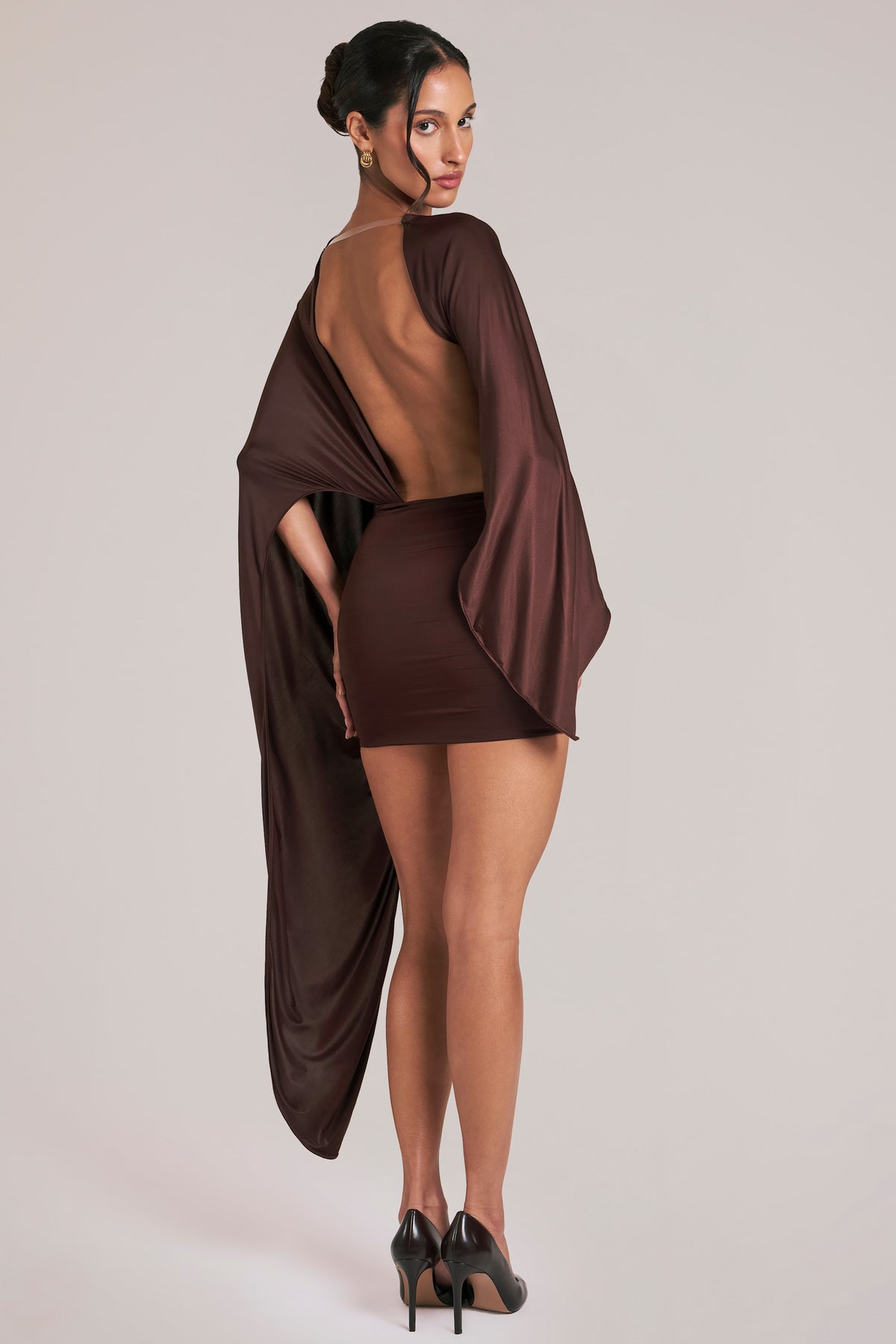 ⁣⁢Drapiertes Minikleid mit Cape in Schokoladenbraun⁤⁣