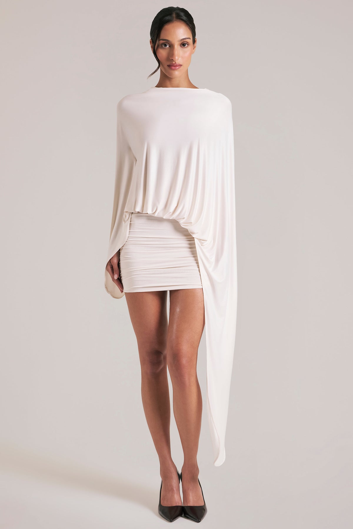 ⁣⁢Drapiertes Minikleid mit Cape in Vanille⁤⁣