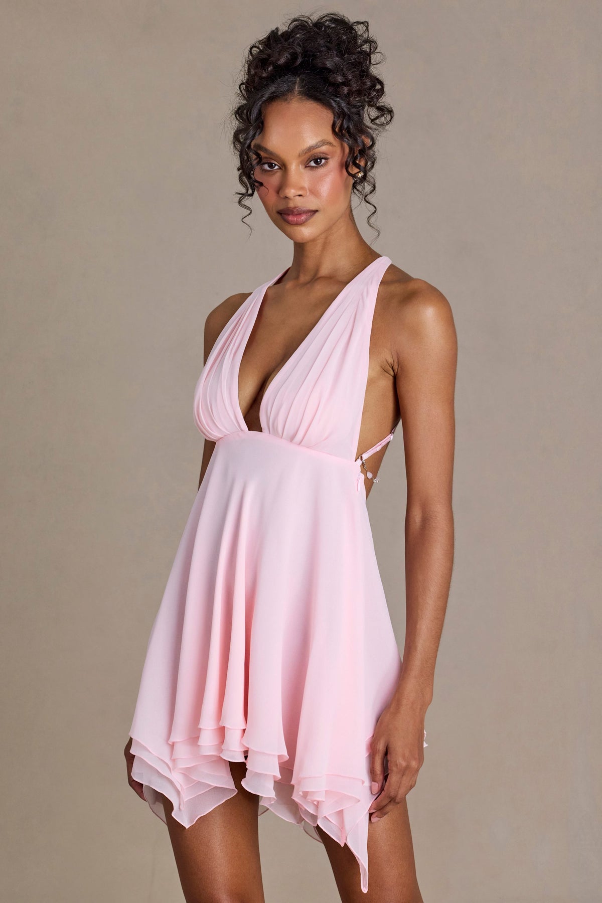 ⁣⁢Rückenfreies Chiffon-Minikleid mit tiefem Ausschnitt in Blütenrosa⁤⁣