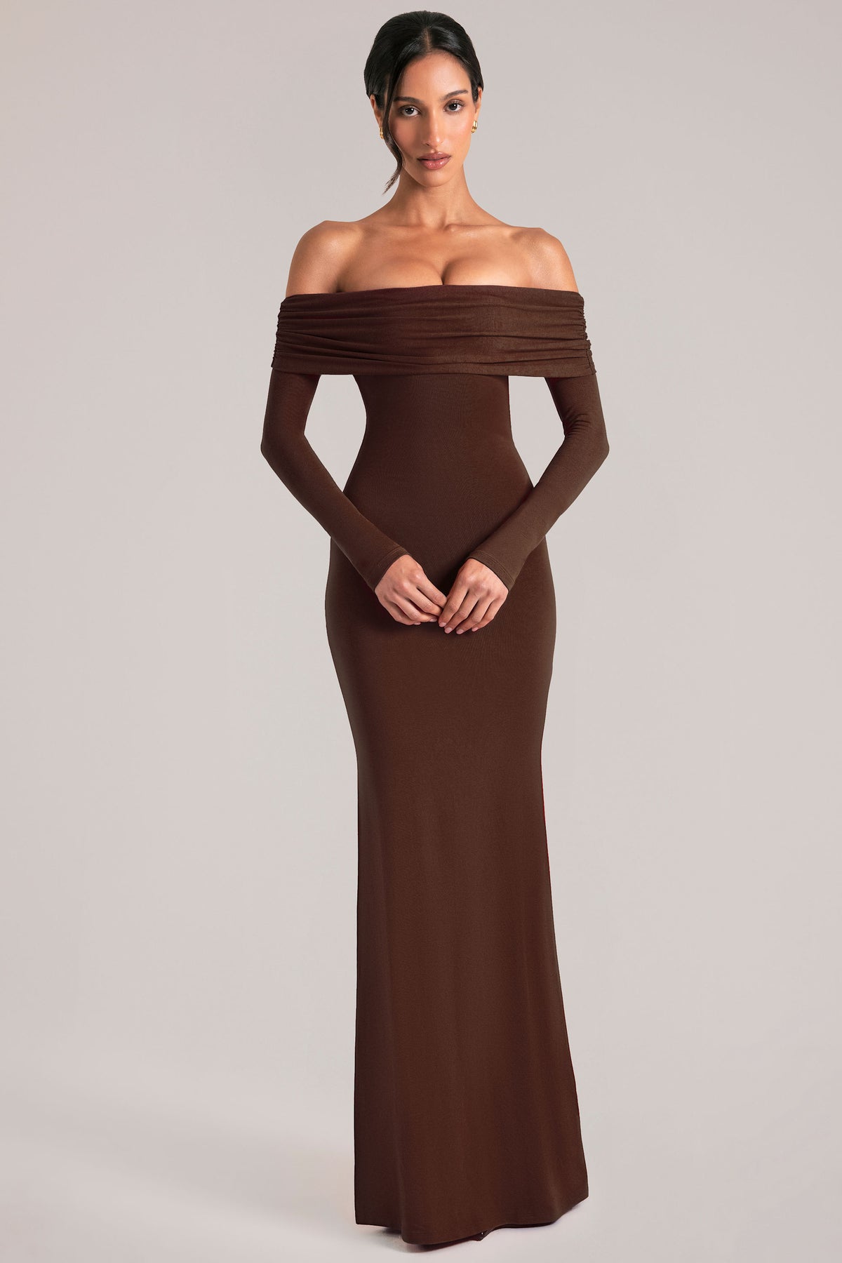⁣⁢Off-Shoulder-Langarm-Maxikleid in Schokoladenbraun⁤⁣