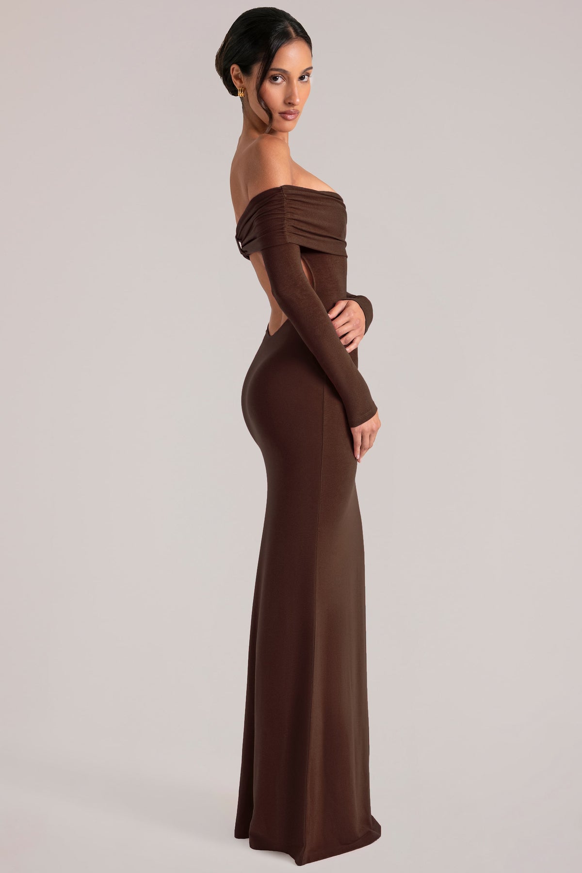 ⁣⁢Off-Shoulder-Langarm-Maxikleid in Schokoladenbraun⁤⁣