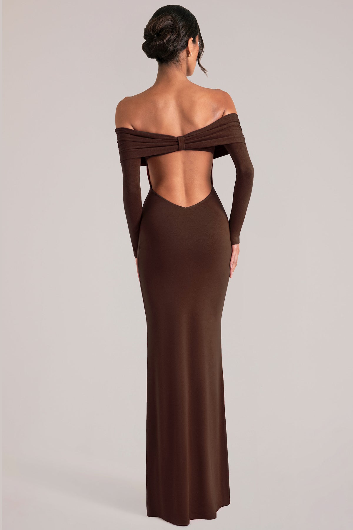 ⁣⁢Off-Shoulder-Langarm-Maxikleid in Schokoladenbraun⁤⁣