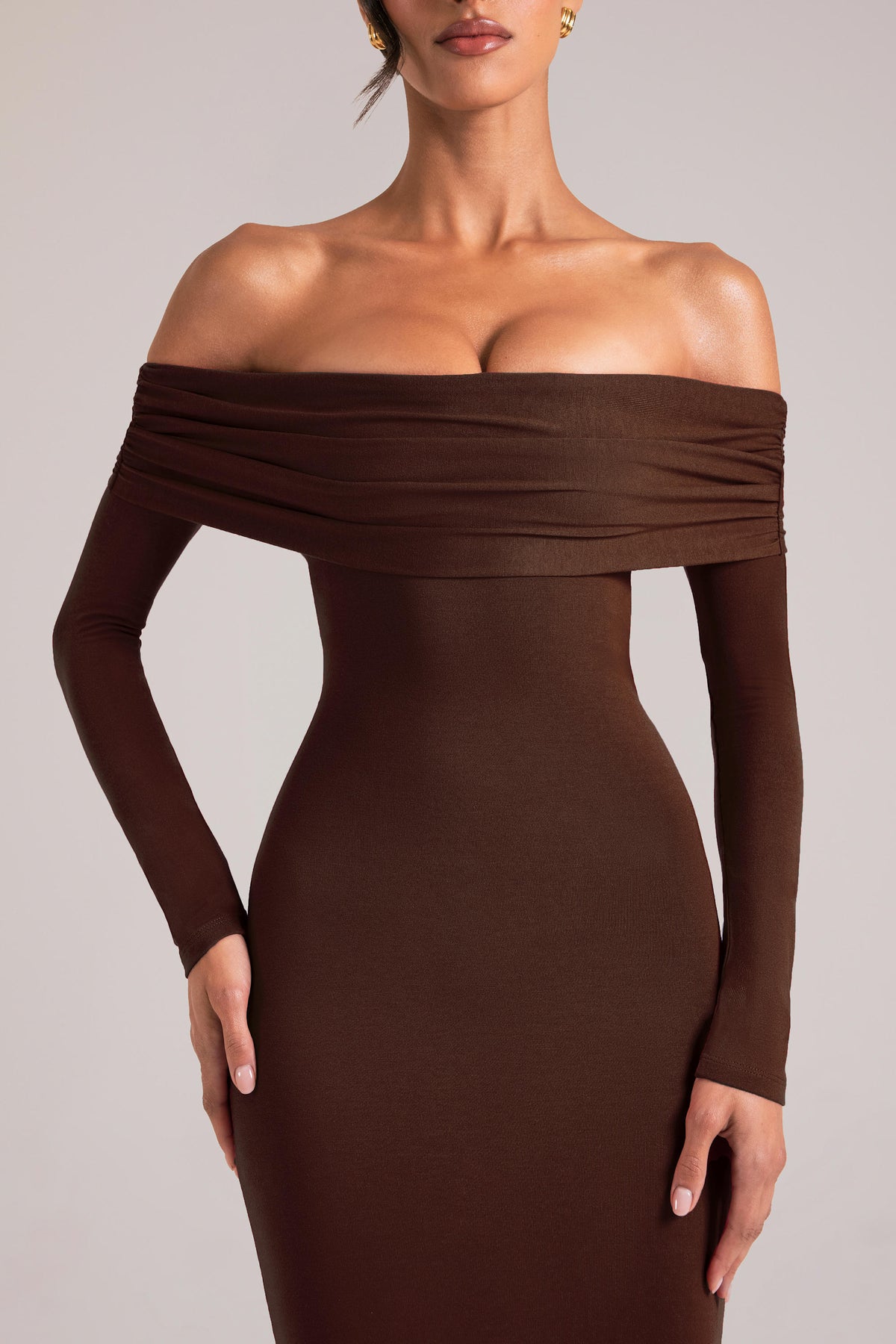 ⁣⁢Off-Shoulder-Langarm-Maxikleid in Schokoladenbraun⁤⁣