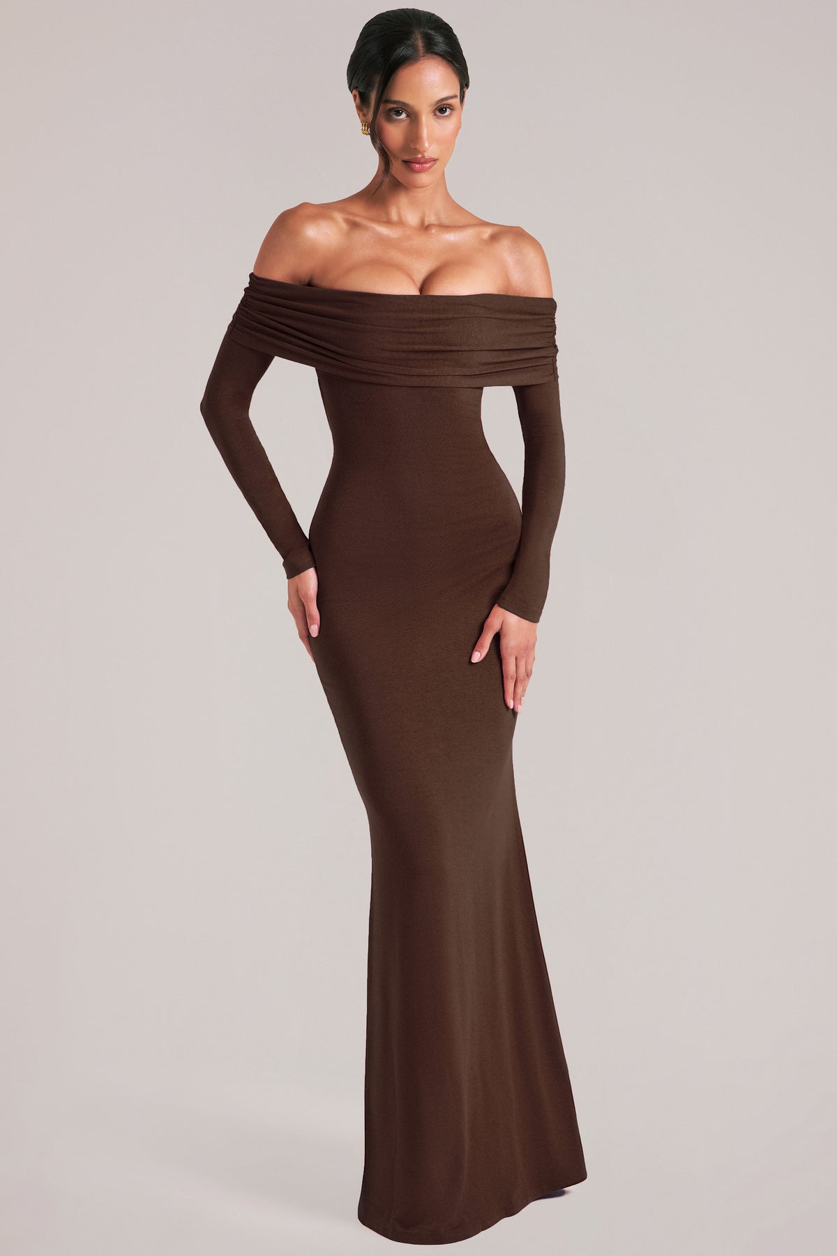 ⁣⁢Off-Shoulder-Langarm-Maxikleid in Schokoladenbraun⁤⁣