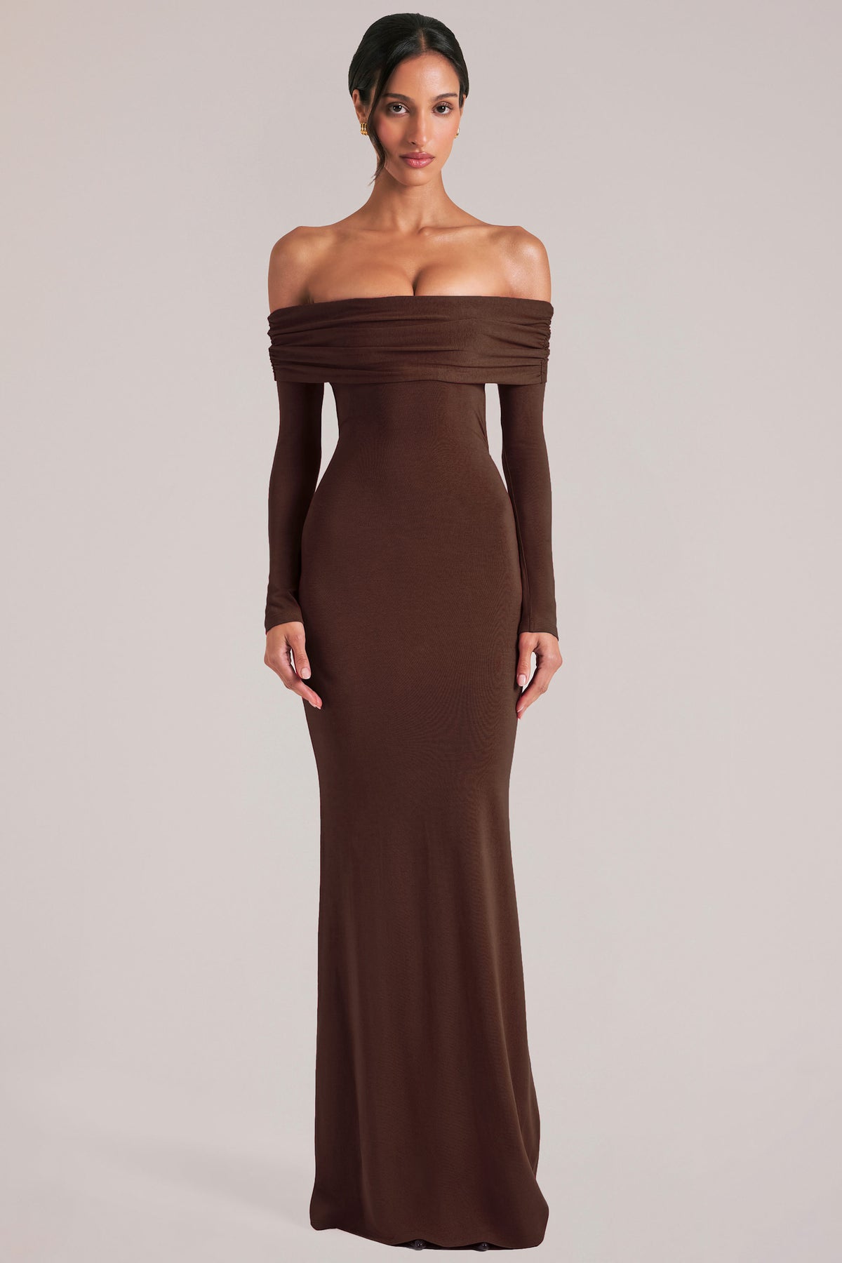 ⁣⁢Off-Shoulder-Langarm-Maxikleid in Schokoladenbraun⁤⁣