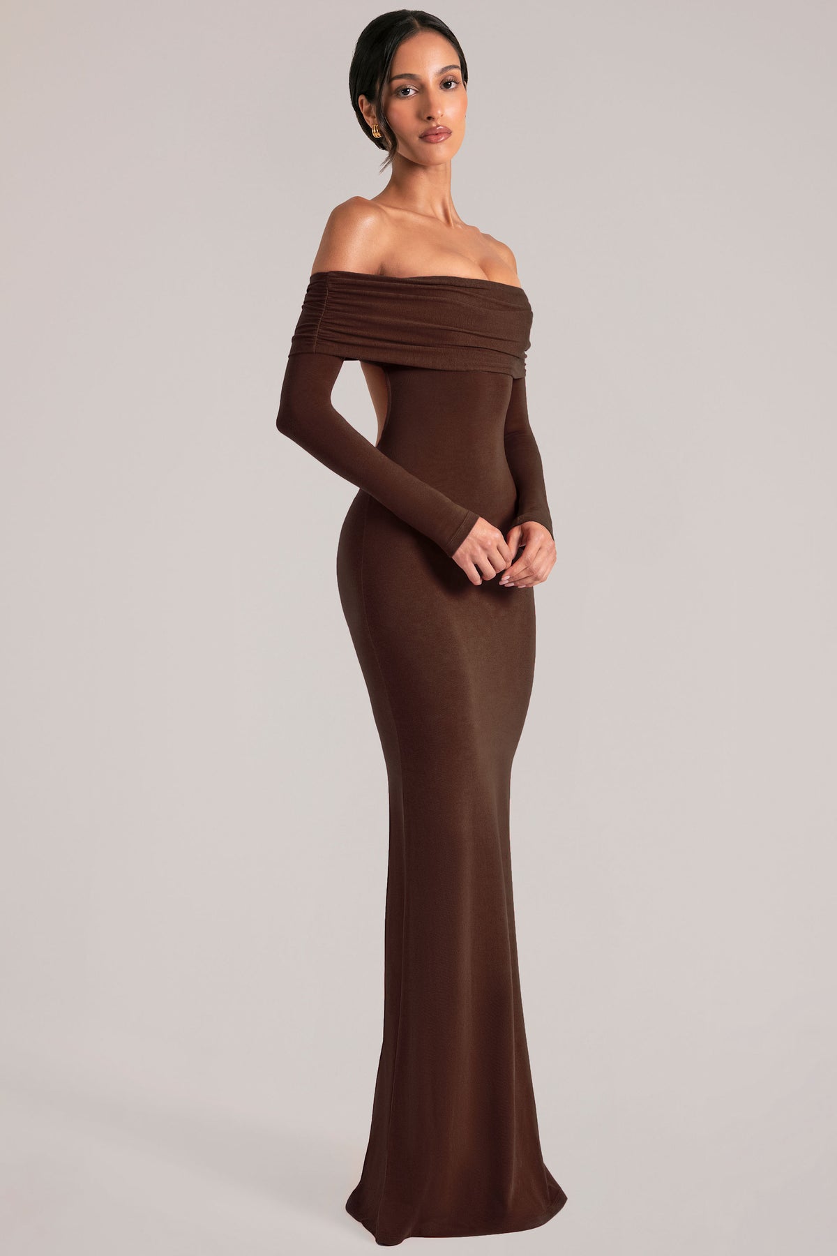 ⁣⁢Off-Shoulder-Langarm-Maxikleid in Schokoladenbraun⁤⁣