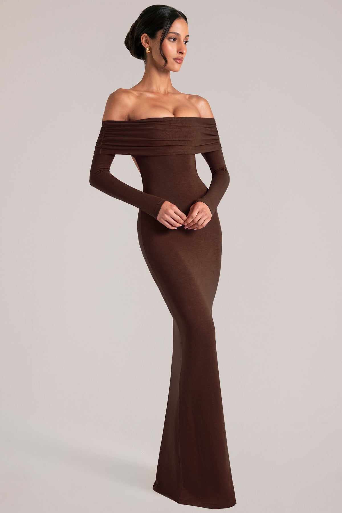 ⁣⁢Off-Shoulder-Langarm-Maxikleid in Schokoladenbraun⁤⁣