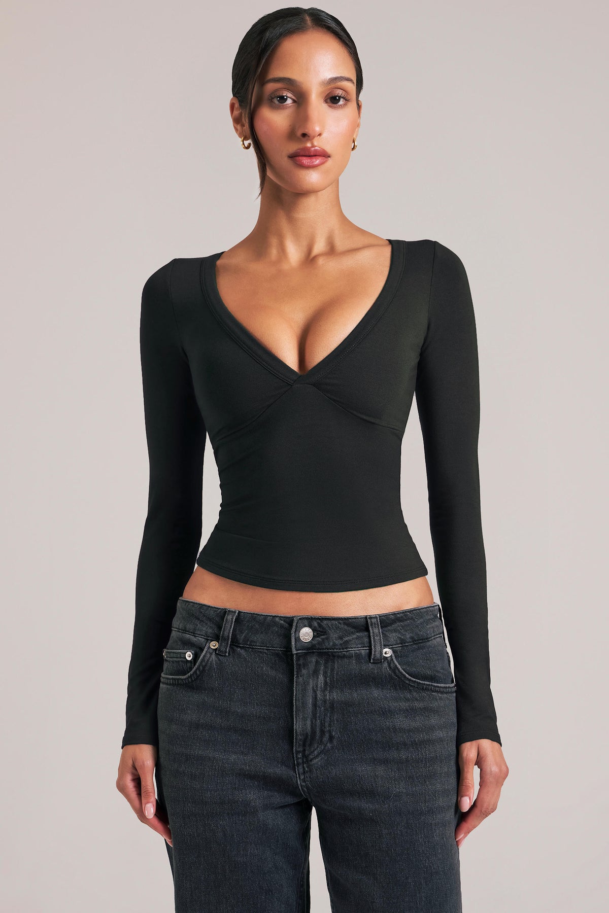 ⁣⁢Langarmshirt mit V-Ausschnitt in Schwarz⁤⁣