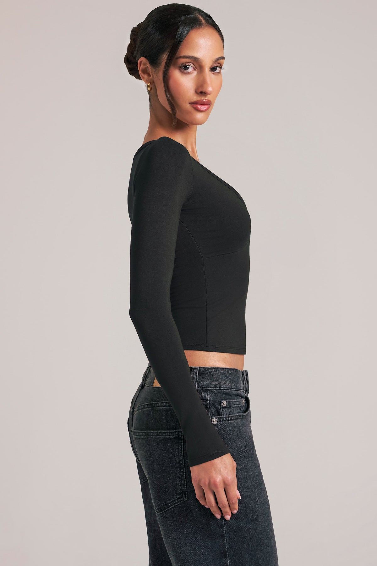 ⁣⁢Langarmshirt mit V-Ausschnitt in Schwarz⁤⁣