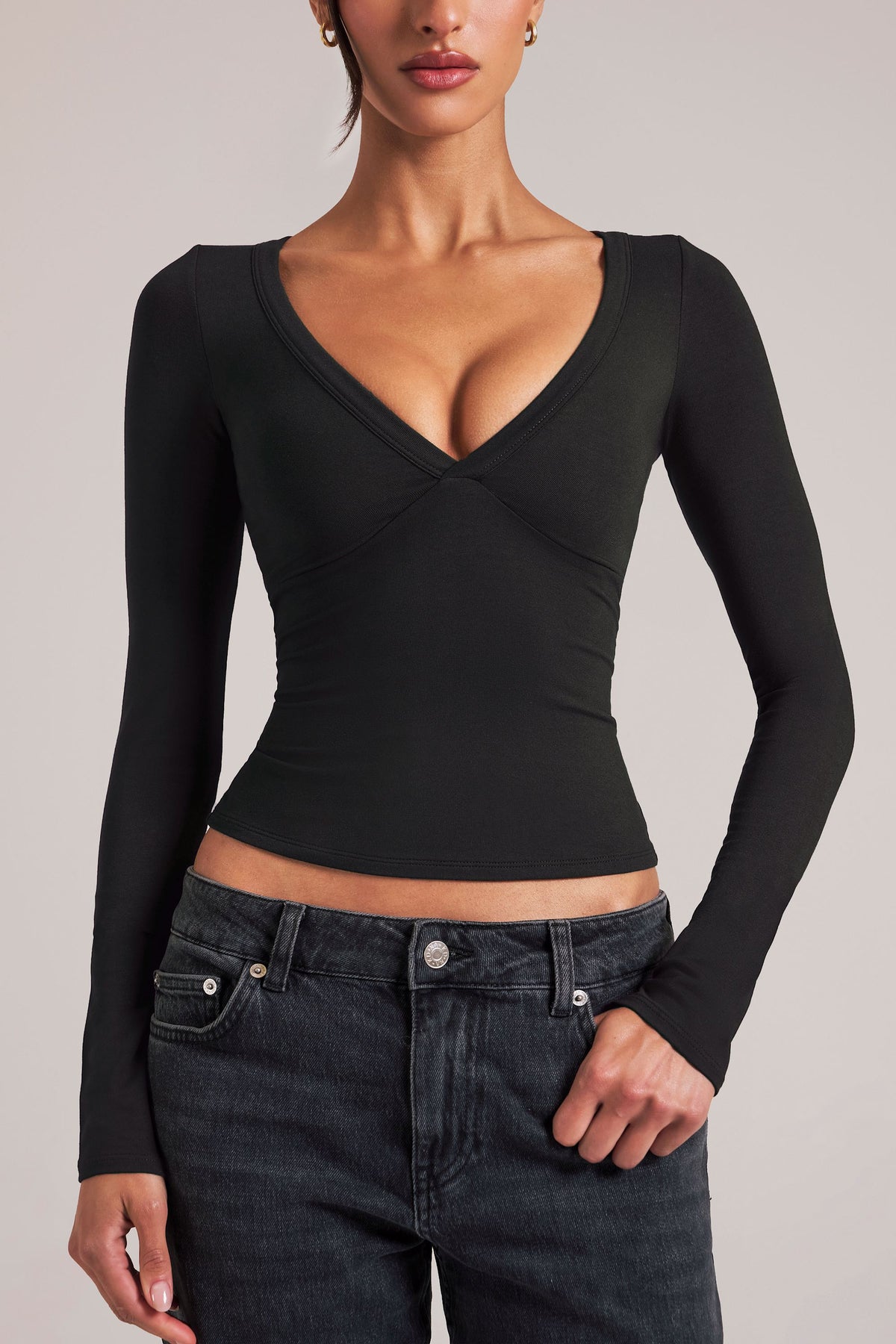 ⁣⁢Langarmshirt mit V-Ausschnitt in Schwarz⁤⁣