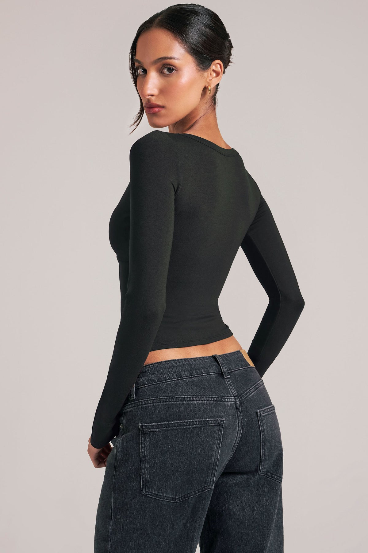 ⁣⁢Langarmshirt mit V-Ausschnitt in Schwarz⁤⁣