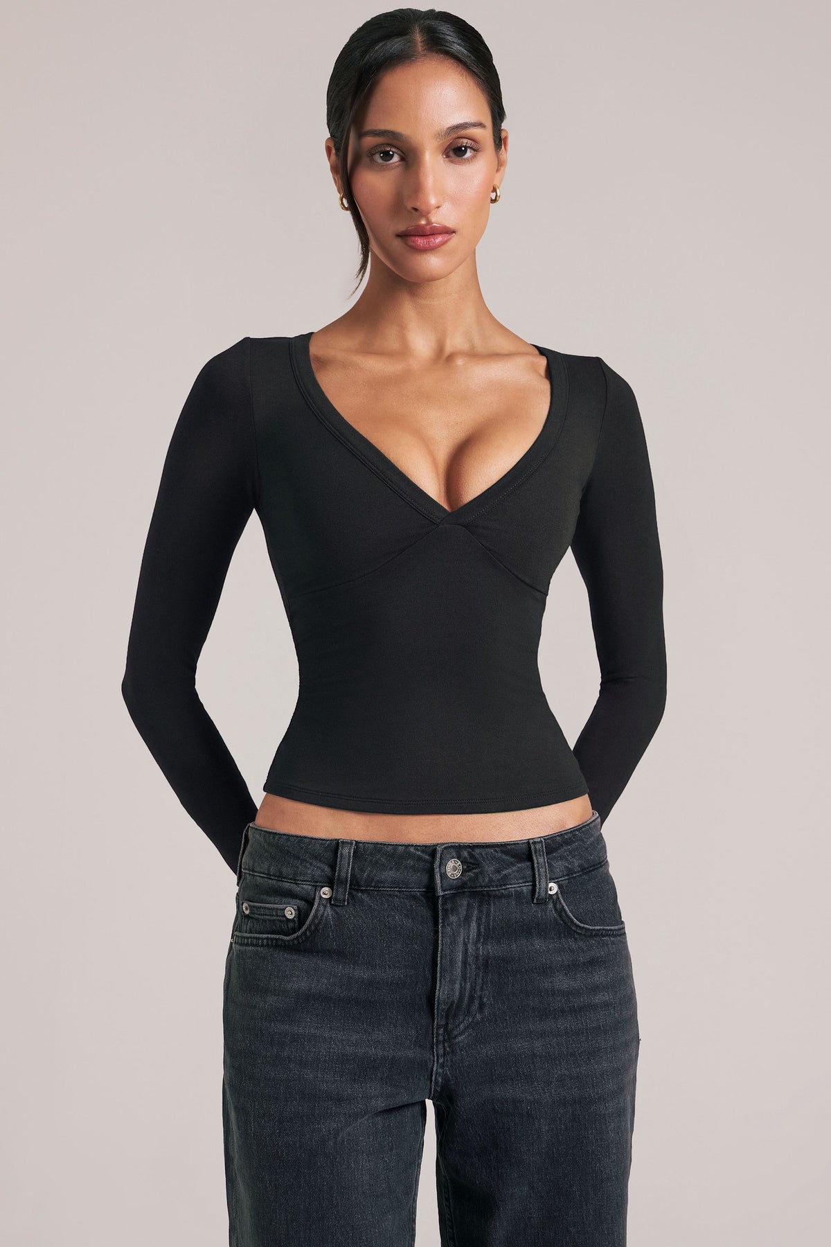 ⁣⁢Langarmshirt mit V-Ausschnitt in Schwarz⁤⁣