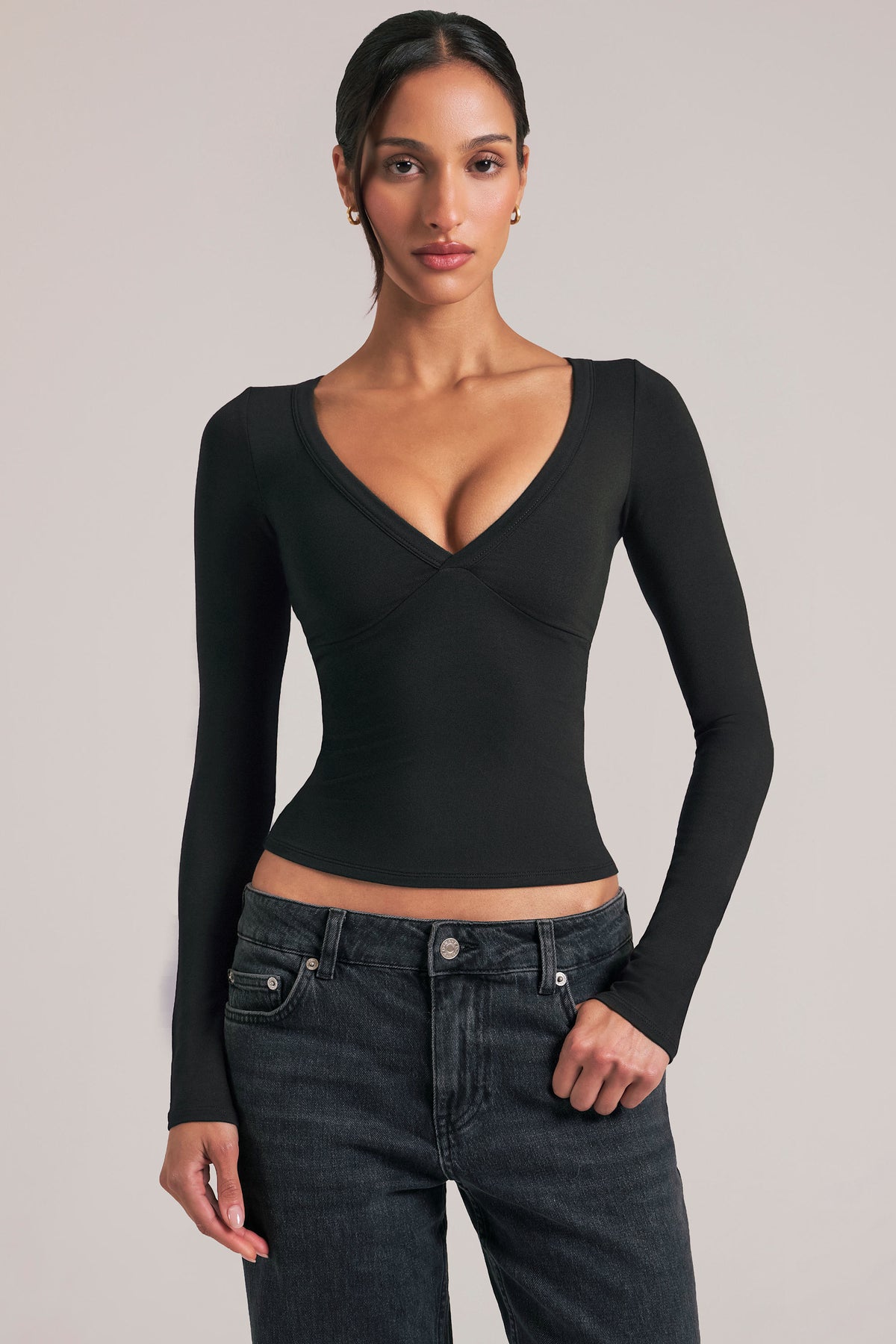 ⁣⁢Langarmshirt mit V-Ausschnitt in Schwarz⁤⁣