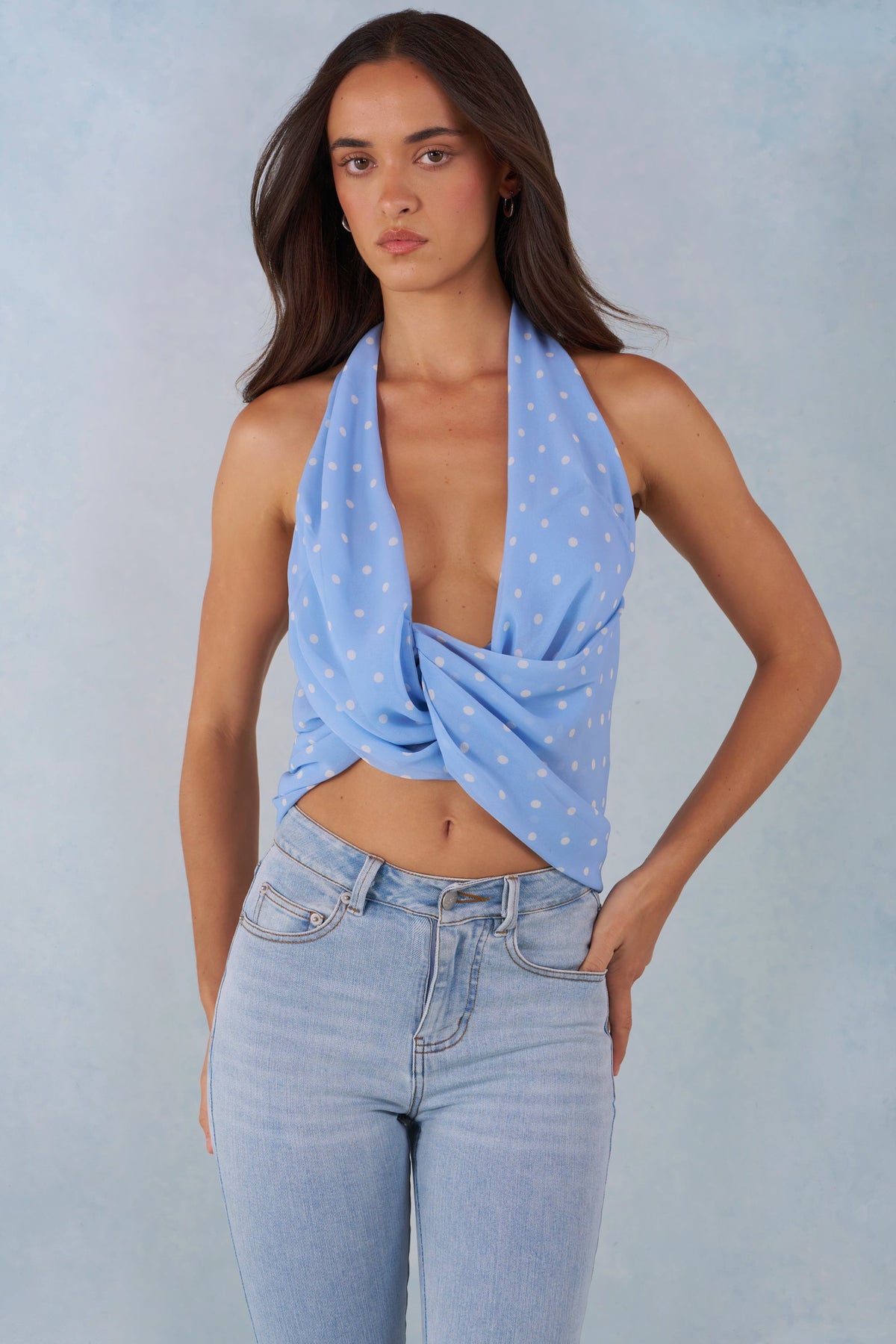 ⁣⁢Tief ausgeschnittenes Neckholder-Top mit blauem Tupfen-Print⁤⁣ - 1