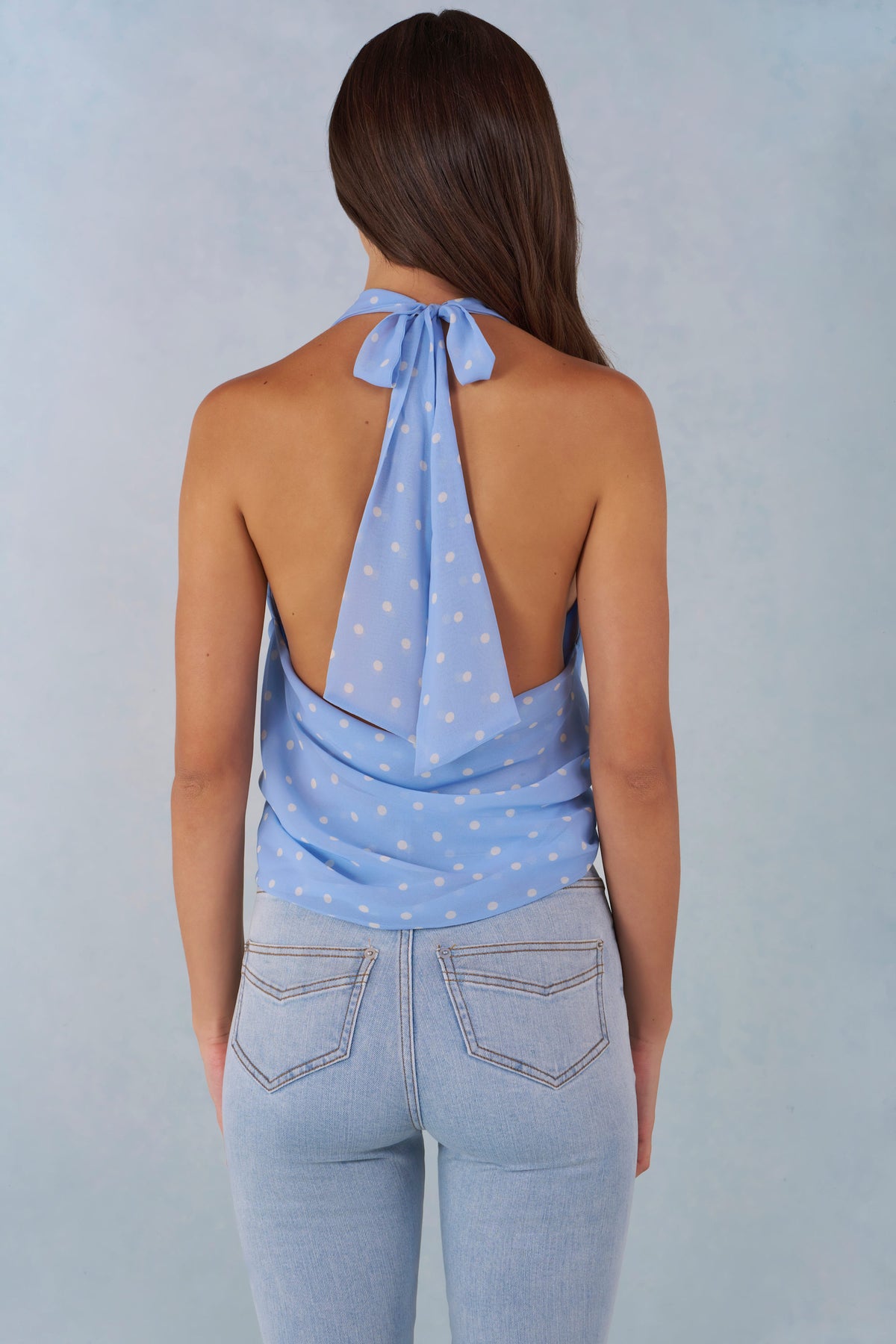 ⁣⁢Neckholder-Top mit tiefem Ausschnitt mit blauen Polka Dots⁤⁣