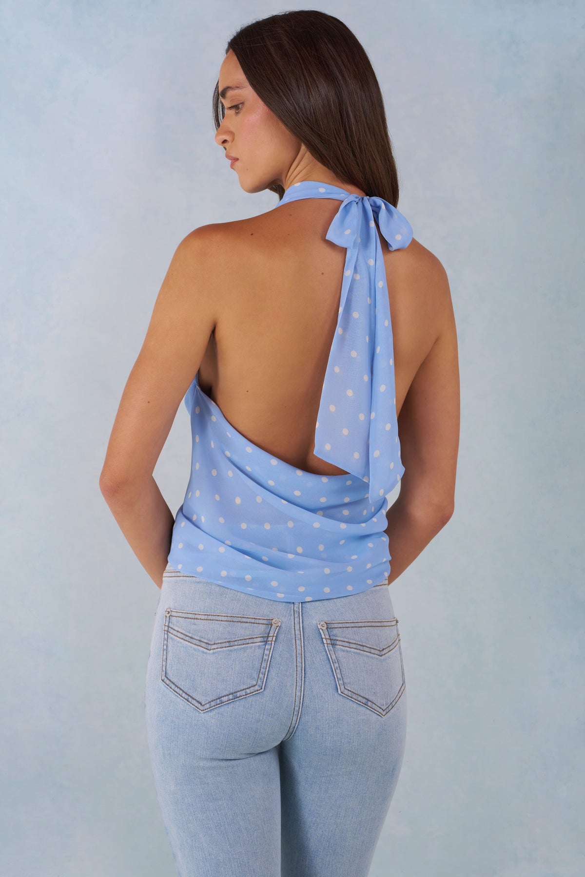 ⁣⁢Tief ausgeschnittenes Neckholder-Top mit blauem Tupfen-Print⁤⁣ - 2