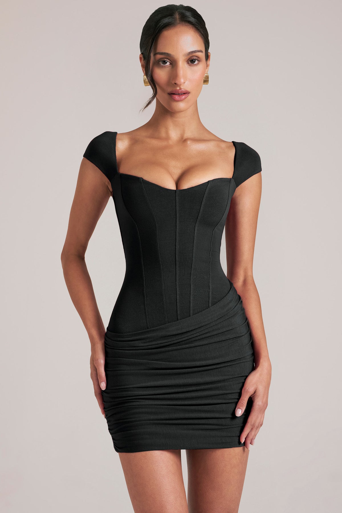 ⁣⁢Minikleid mit Herzausschnitt in Schwarz⁤⁣