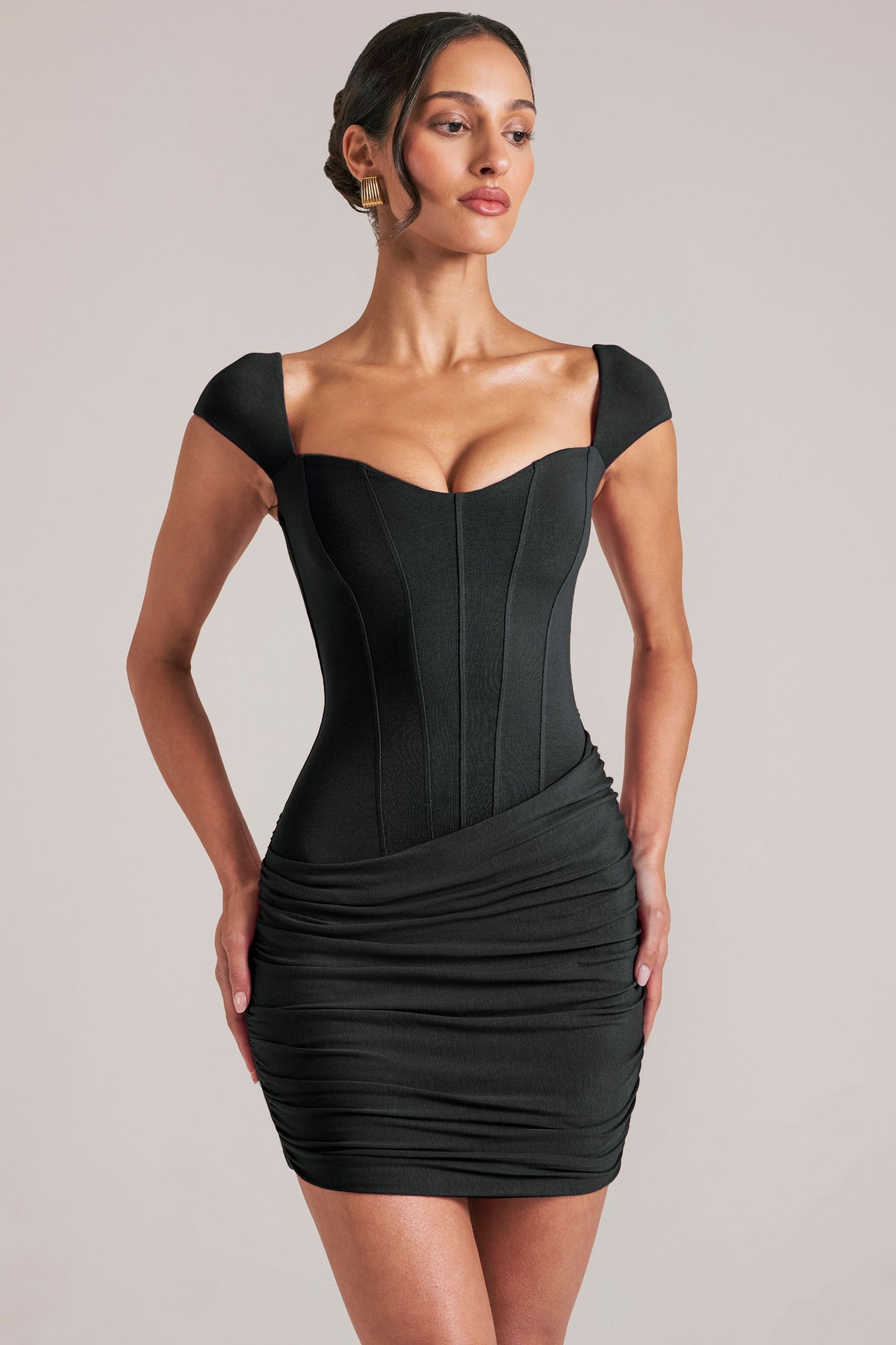 ⁣⁢Minikleid mit Herzausschnitt in Schwarz⁤⁣