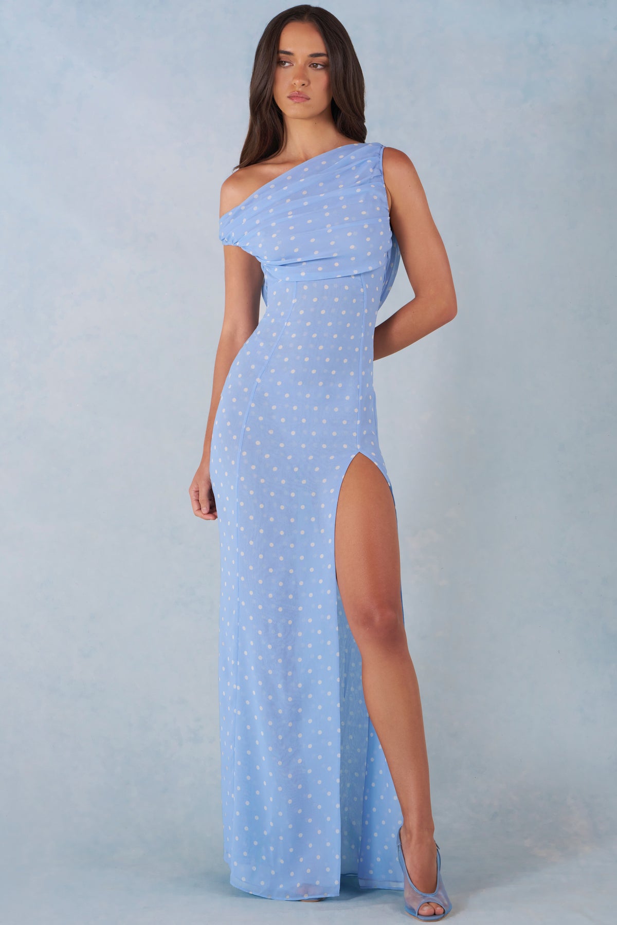 ⁣⁢One-Shoulder-Maxikleid mit blauem Polka-Dot-Print⁤⁣