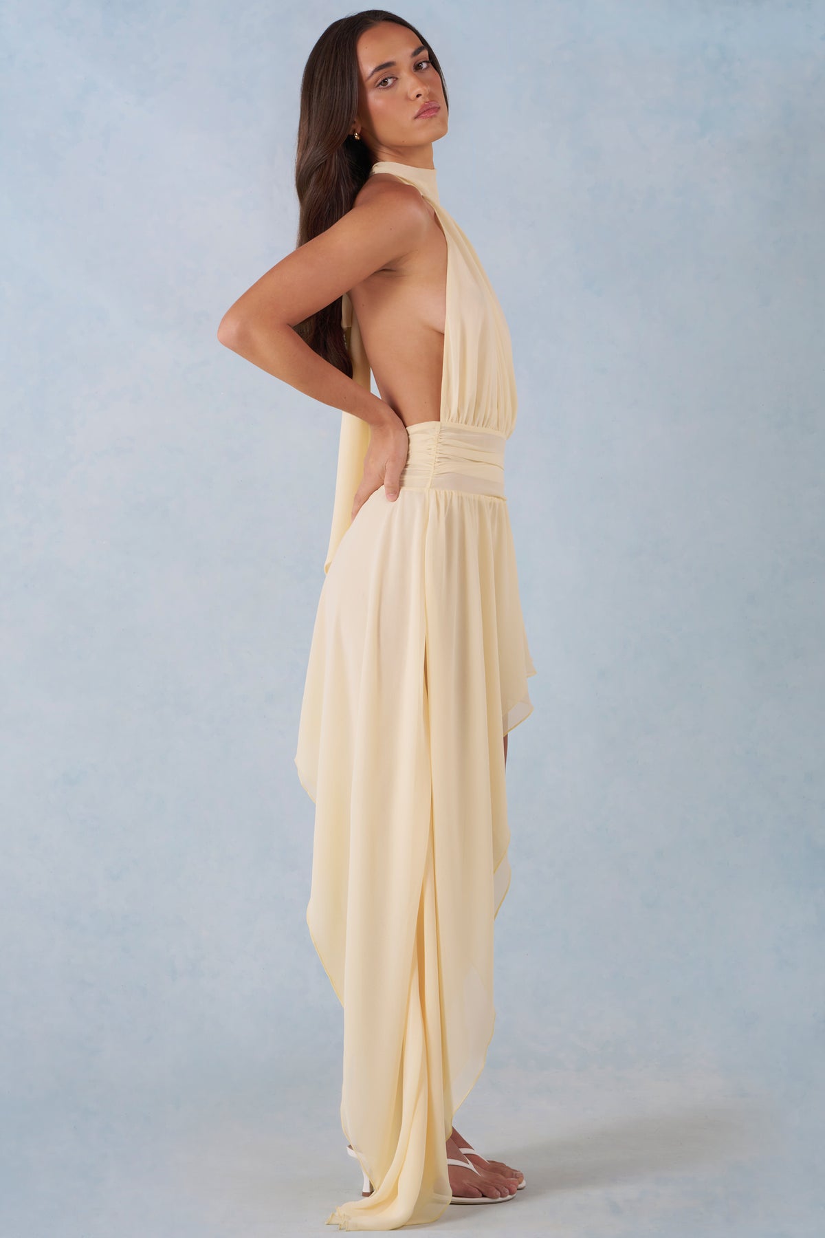 ⁣⁢Asymmetrisches Neckholder-Maxikleid in Buttergelb⁤⁣