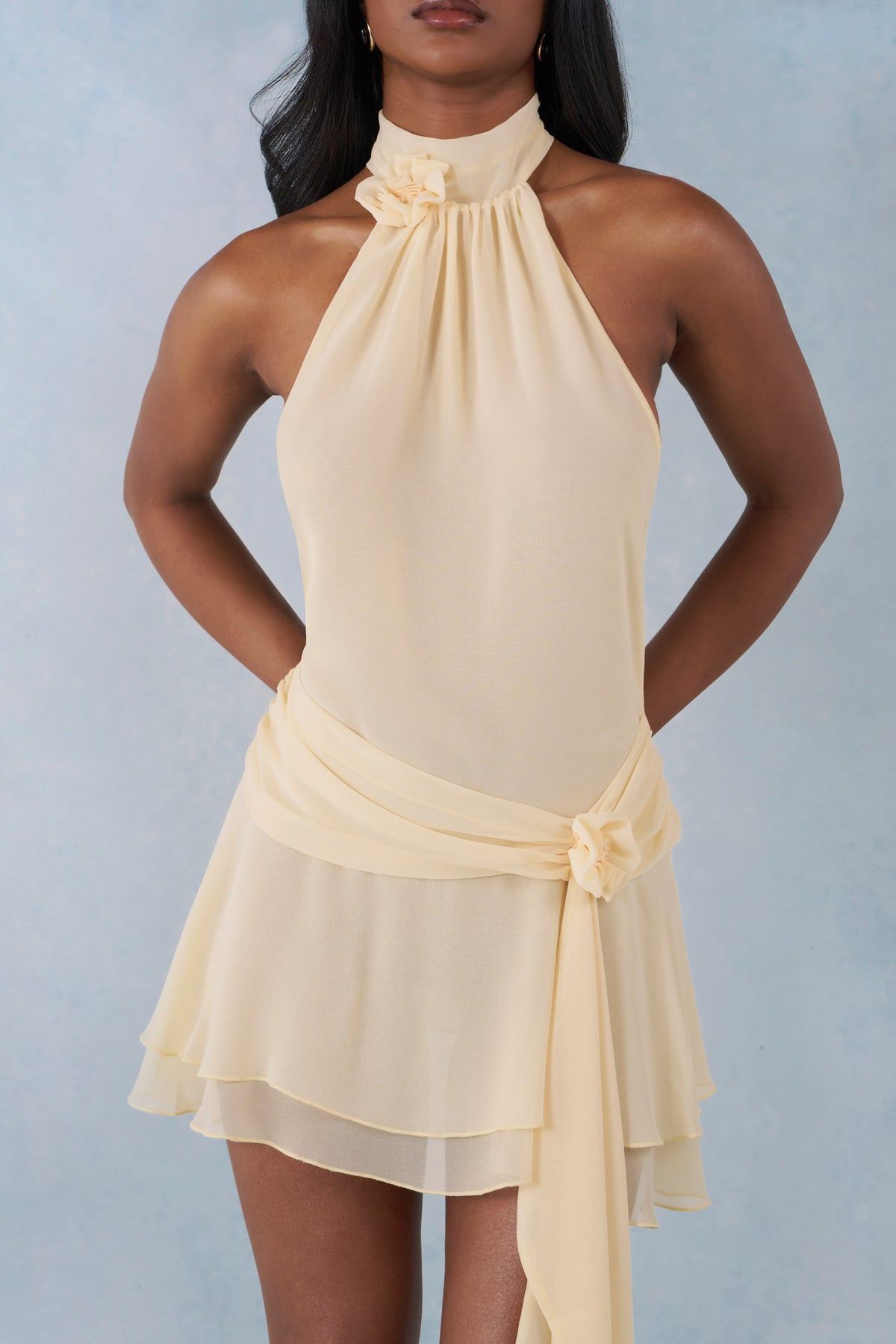⁣⁢Neckholder-Minikleid in Buttergelb⁤⁣