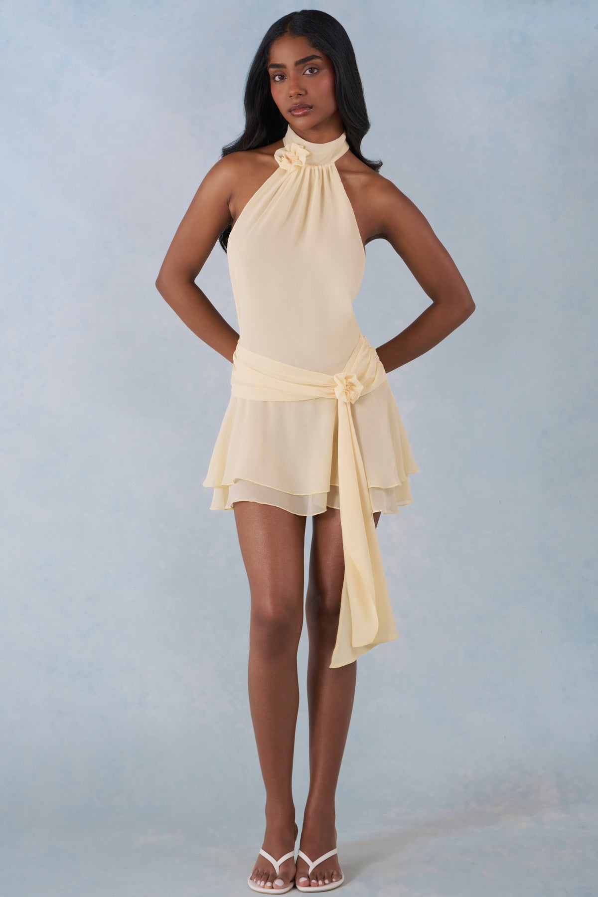 ⁣⁢Neckholder-Minikleid in Buttergelb⁤⁣