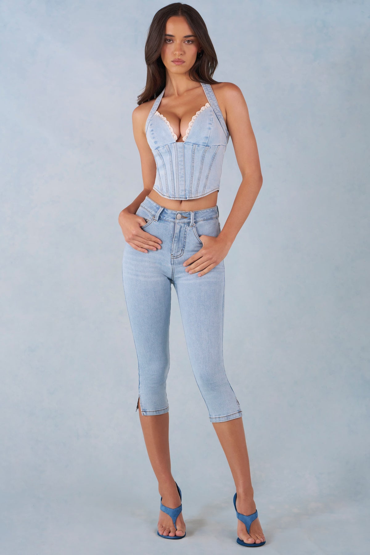 ⁣⁢Mid-Rise Denim Capri-Jeans in Light Denim⁤⁣ - 1